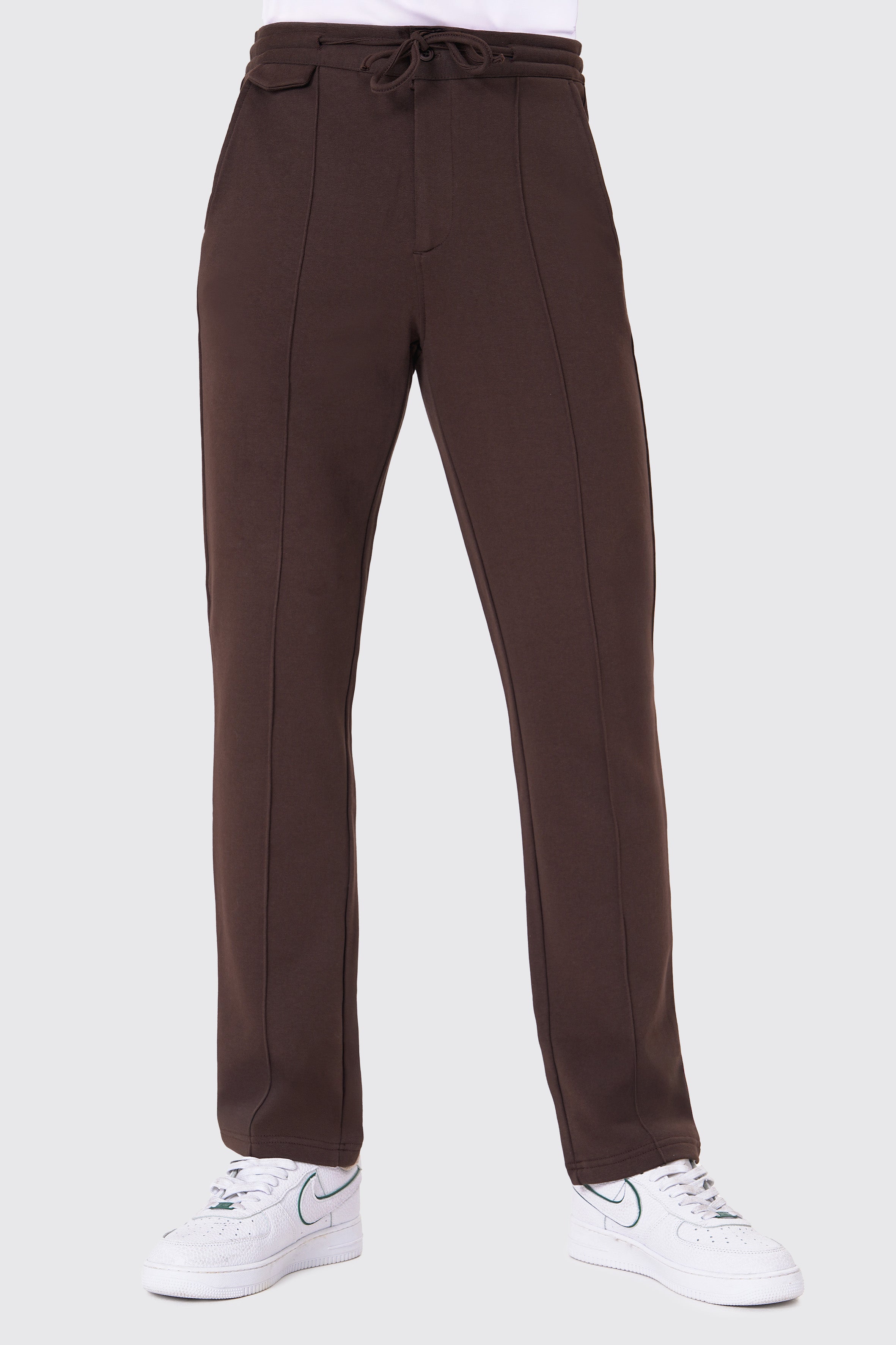 %100 organik pamuktan üretilen kahverengi sweatpant, doğa dostu ve nefes alabilen yapısıyla gün boyu konfor sunar. Yumuşak dokusu ve rahat kesimiyle hem şehirde hem de evde tarzını tamamlar. Sürdürülebilir moda anlayışıyla tasarlanan bu sweatpant, zamansız şıklık ve maksimum rahatlık arayanlar için ideal seçim.