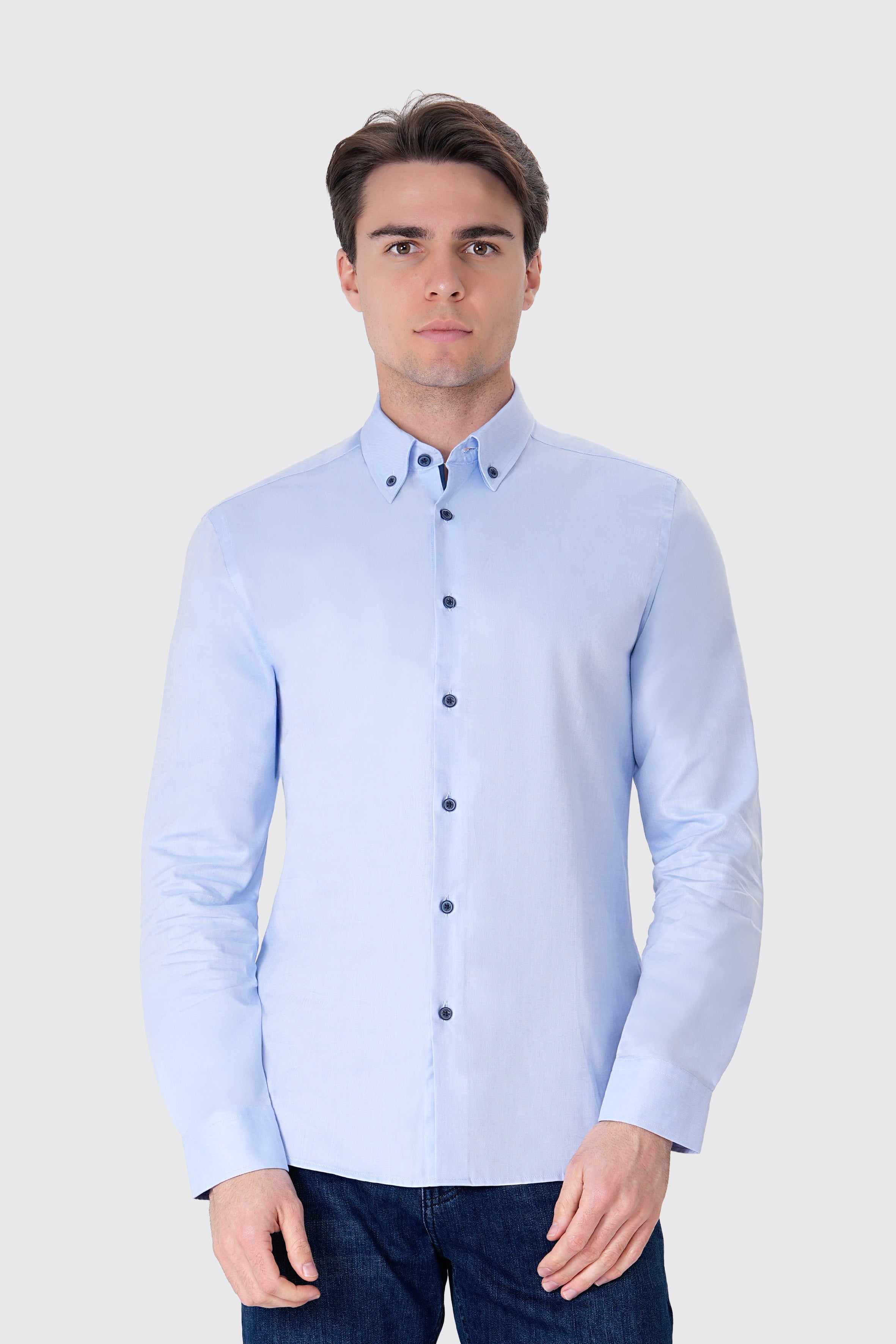 UNIQVIBE mavi erkek Oxford gömlek, uzun kollu, düğmeli yaka detaylı, %100 pamuk kumaştan üretilmiş şık ve modern bir tasarım. #Renk_Mavi