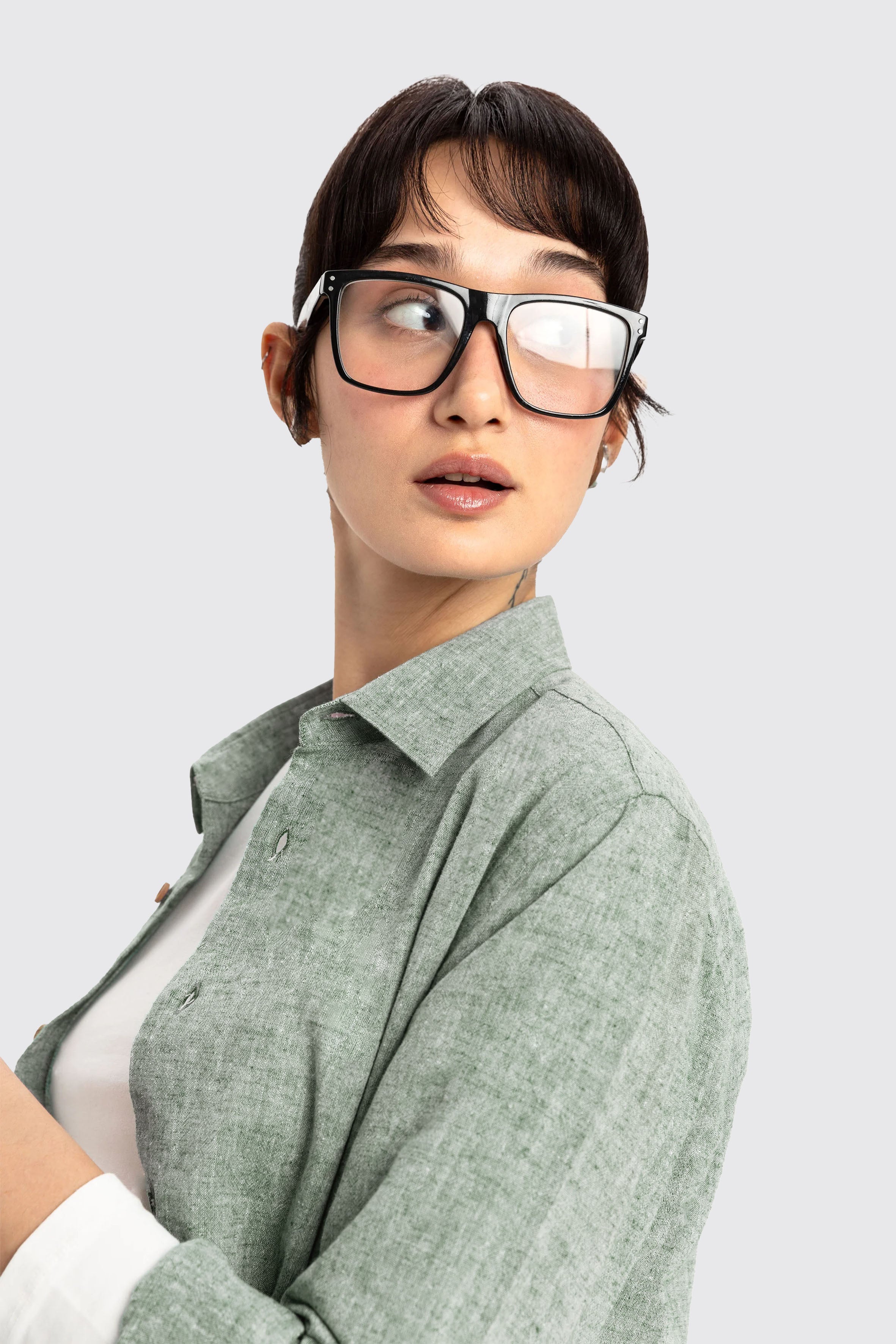 UNIQVIBE yeşil kadın keten gömlek, uzun kollu, düğmeli yaka detaylı, keten kumaştan üretilmiş şık ve modern bir tasarım. #Renk_Yeşil