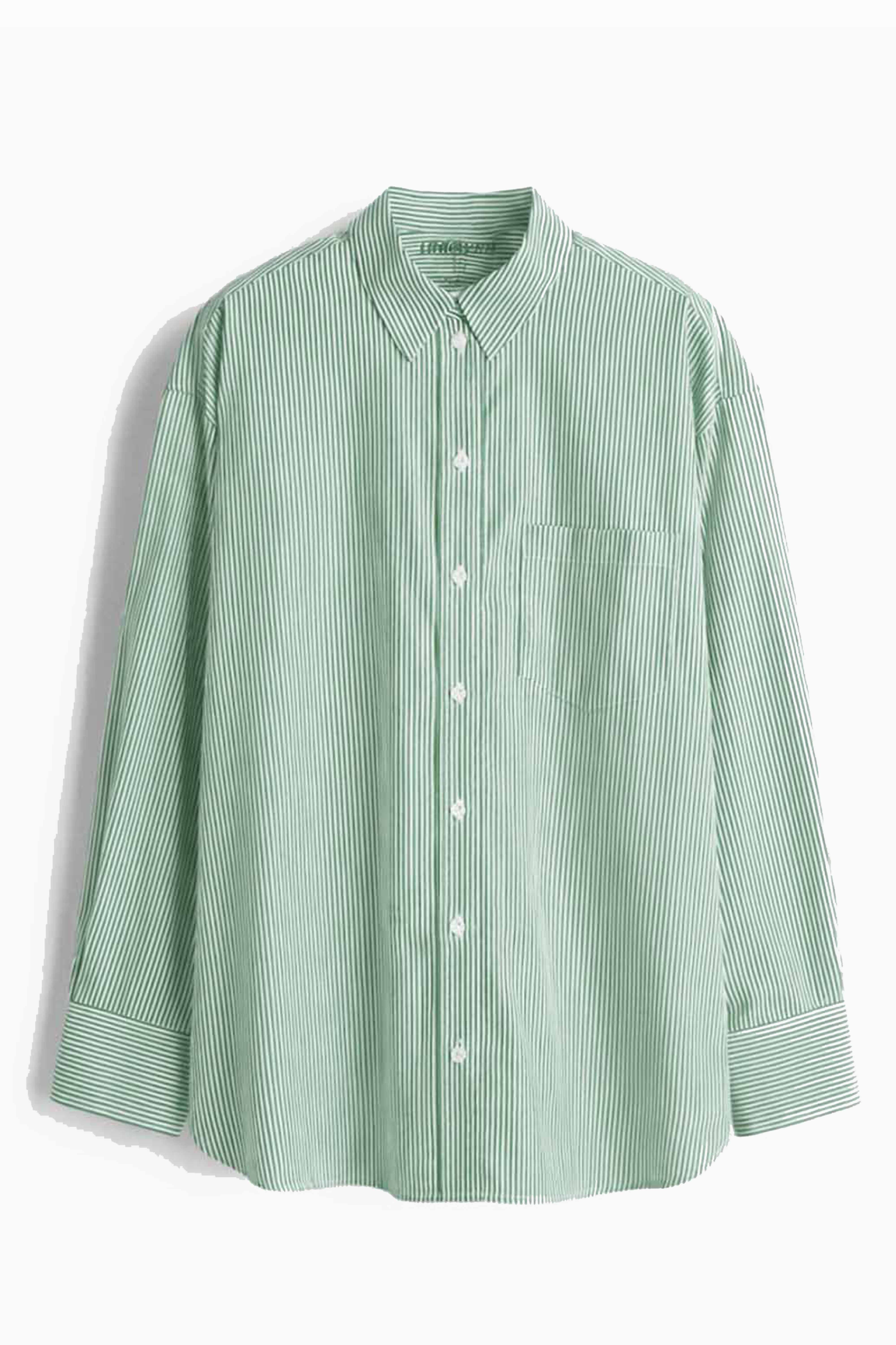 Yeşil çizgili %100 pamuk kadın gömlek; uzun kollu, bol kesim ve nefes alan doğal kumaşıyla günlük kullanım için idealdir. Rahat kalıbı ve şık çizgili deseniyle hem ofis stiline hem de özel gün kombinlerine uyum sağlar.