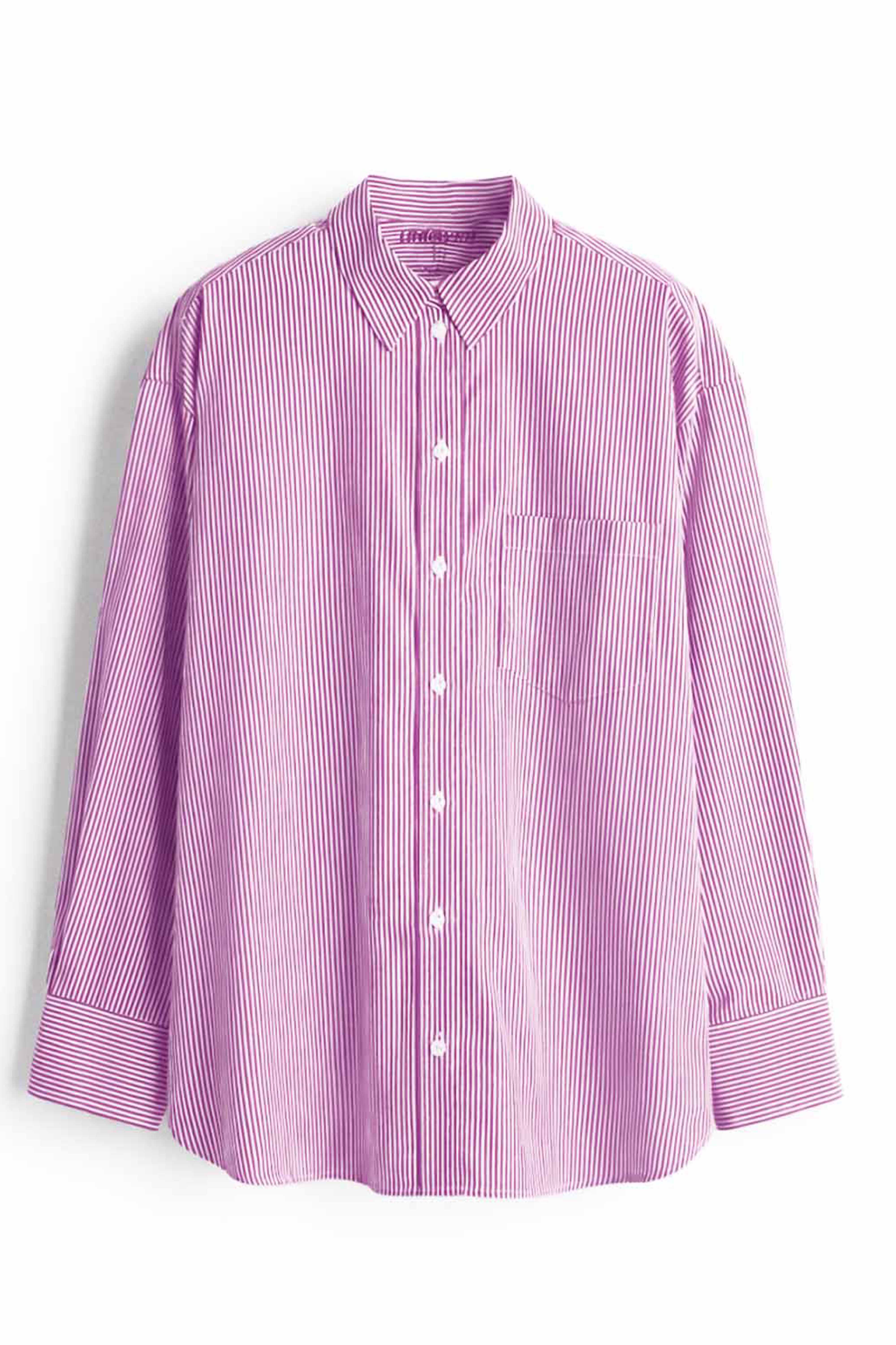 Pembe çizgili %100 pamuk kadın gömlek; uzun kollu, bol kesim ve nefes alan doğal kumaşıyla günlük kullanım için idealdir. Rahat kalıbı ve şık çizgili deseniyle hem ofis stiline hem de özel gün kombinlerine uyum sağlar.