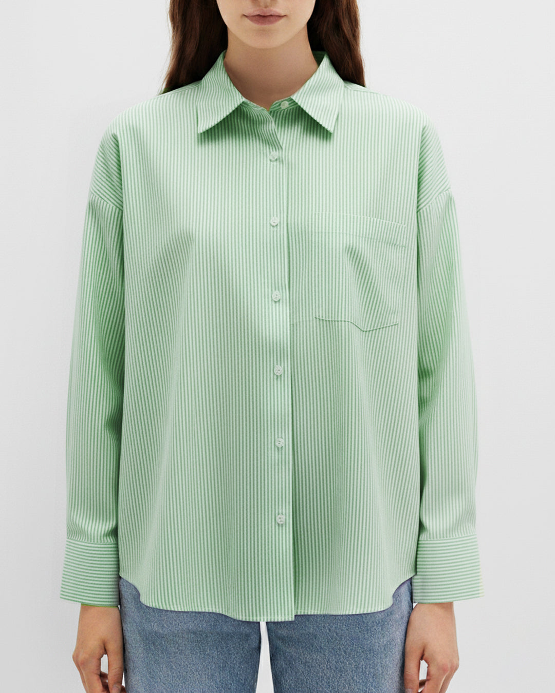 Yeşil çizgili %100 pamuk kadın gömlek; uzun kollu, bol kesim ve nefes alan doğal kumaşıyla günlük kullanım için idealdir. Rahat kalıbı ve şık çizgili deseniyle hem ofis stiline hem de özel gün kombinlerine uyum sağlar.