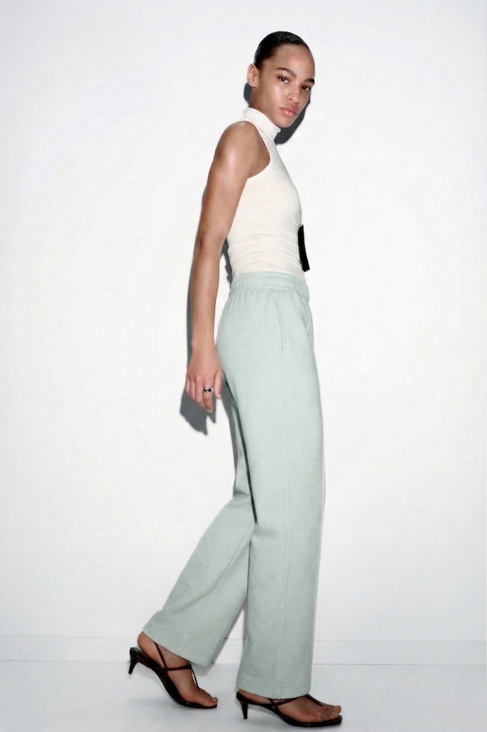 Organik pamuktan üretilen su yeşili bol kesim pantolon, yumuşacık dokusu ve akışkan formuyla gün boyu rahatlık sunar. Göz alıcı rengiyle enerjini yükseltirken, modern kesimi sayesinde zahmetsiz şıklık sağlar.