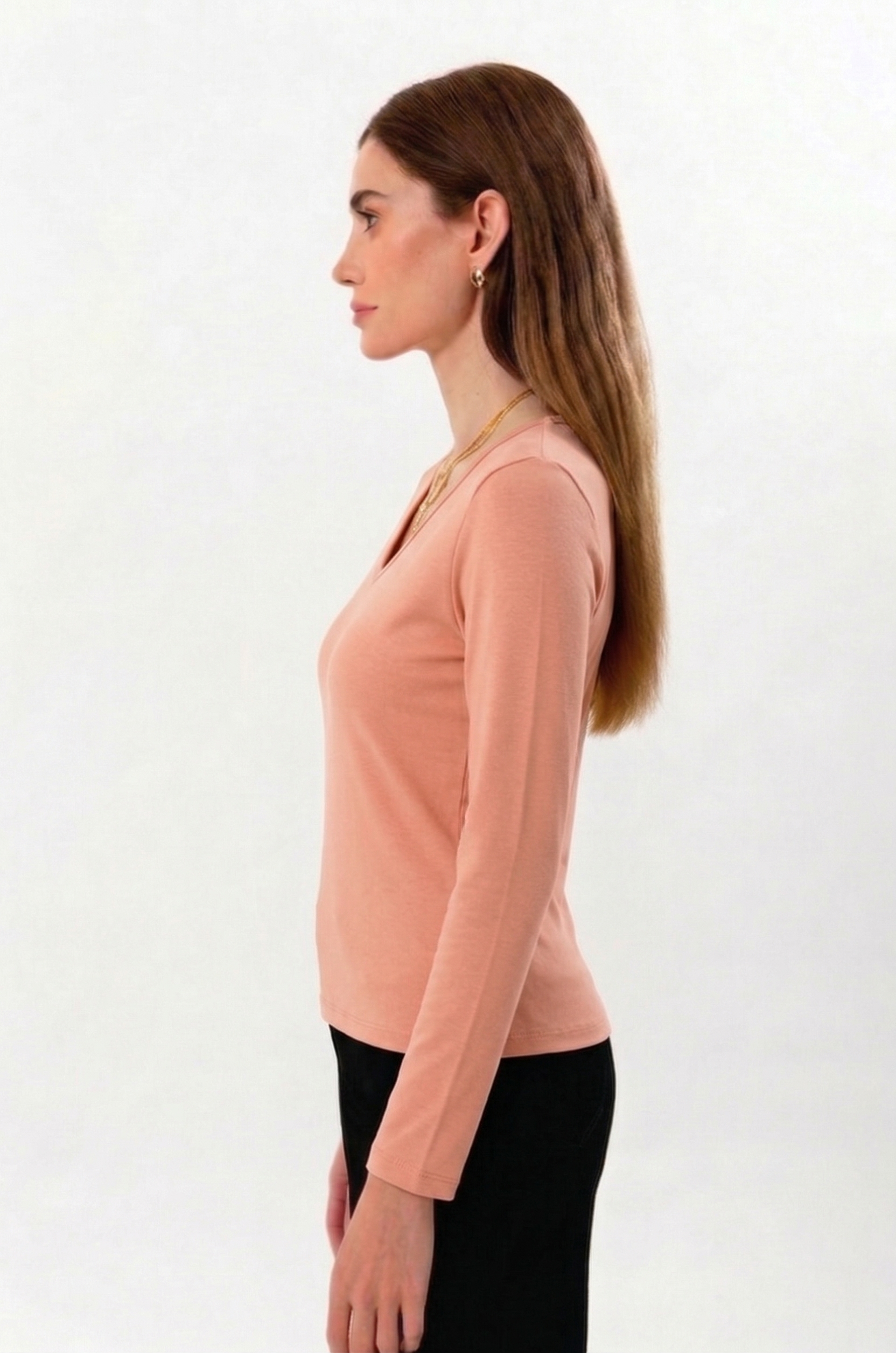 %100 organik pamuk kullanılarak üretilen somon kadın uzun kollu v yaka bluz, zamansız tasarımı ve doğal dokusuyla günlük kadın giyiminin vazgeçilmez parçalarından biridir. Doğal lif yapısı sayesinde ciltle uyumlu, yumuşak ve gün boyu konforlu bir kullanım sunar.