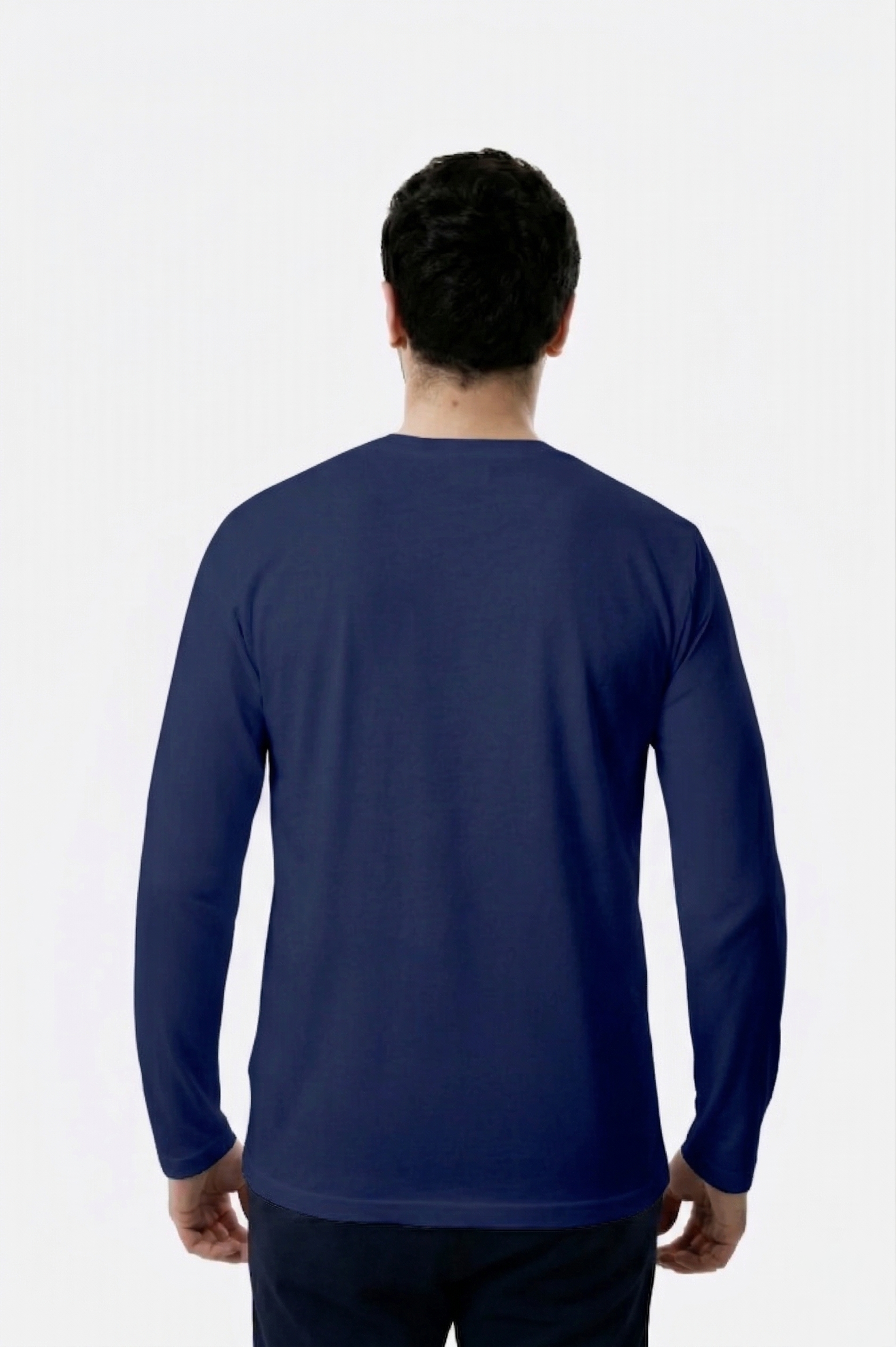 %100 organik pamuktan üretilmiş, lacivert renk V yaka erkek uzun kollu tişört. Doğal dokusu, rahat kalıbı ve sade tasarımıyla günlük kullanıma uygundur.