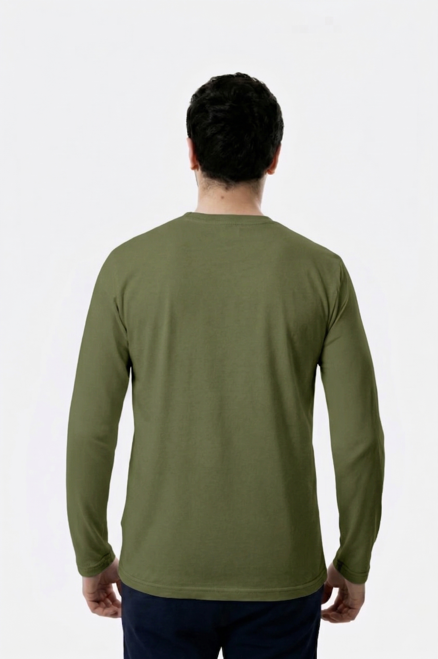 %100 organik pamuktan üretilmiş, haki renk V yaka erkek uzun kollu tişört. Doğal dokusu, rahat kalıbı ve sade tasarımıyla günlük kullanıma uygundur.