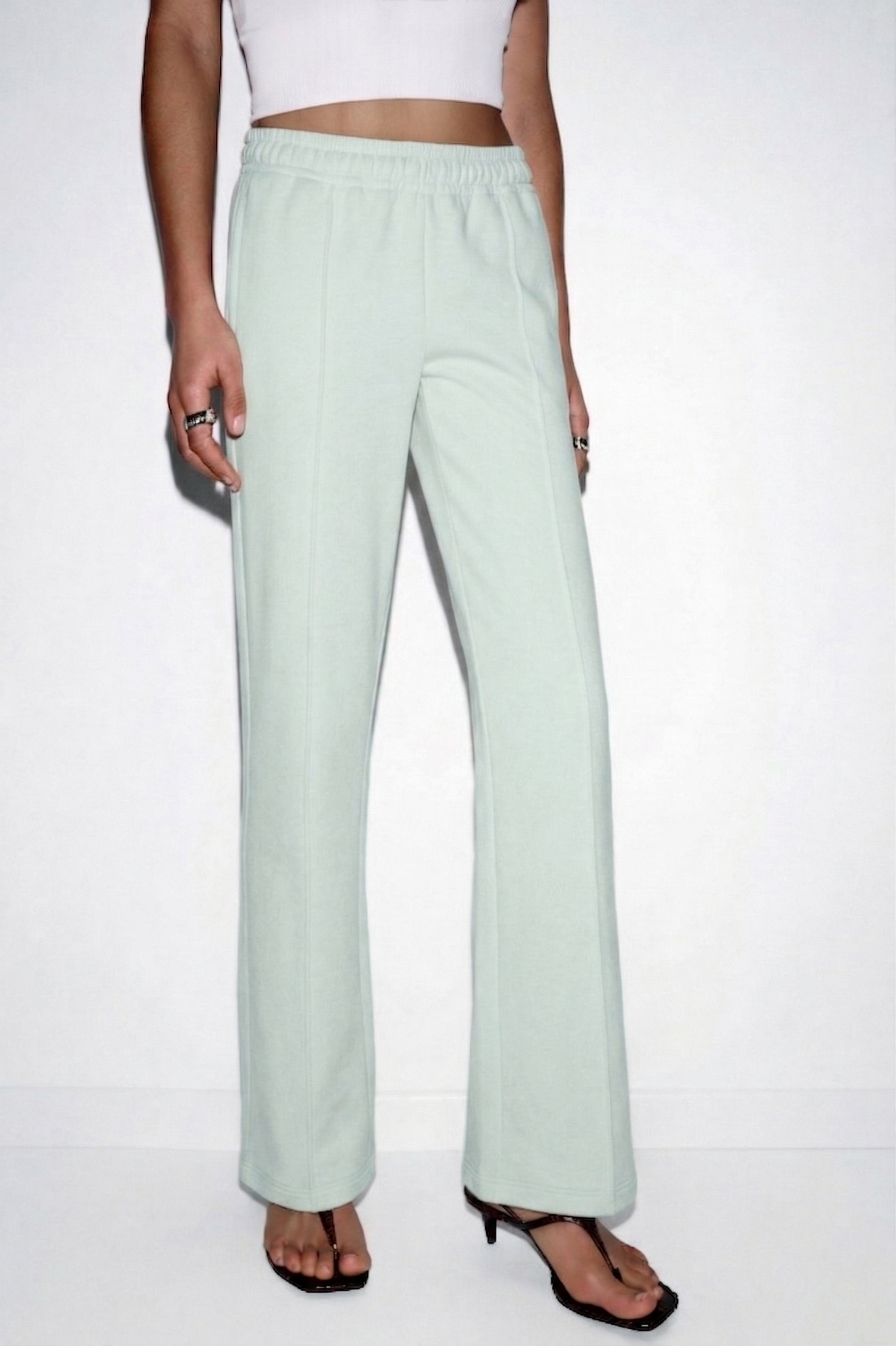 Organik pamuktan üretilen su yeşili bol kesim pantolon, yumuşacık dokusu ve akışkan formuyla gün boyu rahatlık sunar. Göz alıcı rengiyle enerjini yükseltirken, modern kesimi sayesinde zahmetsiz şıklık sağlar.