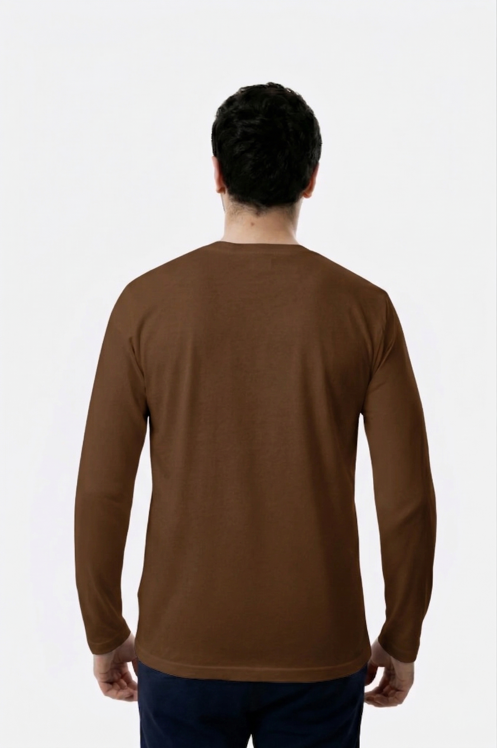 %100 organik pamuktan üretilmiş, kahverengi renk V yaka erkek uzun kollu tişört. Doğal dokusu, rahat kalıbı ve sade tasarımıyla günlük kullanıma uygundur.