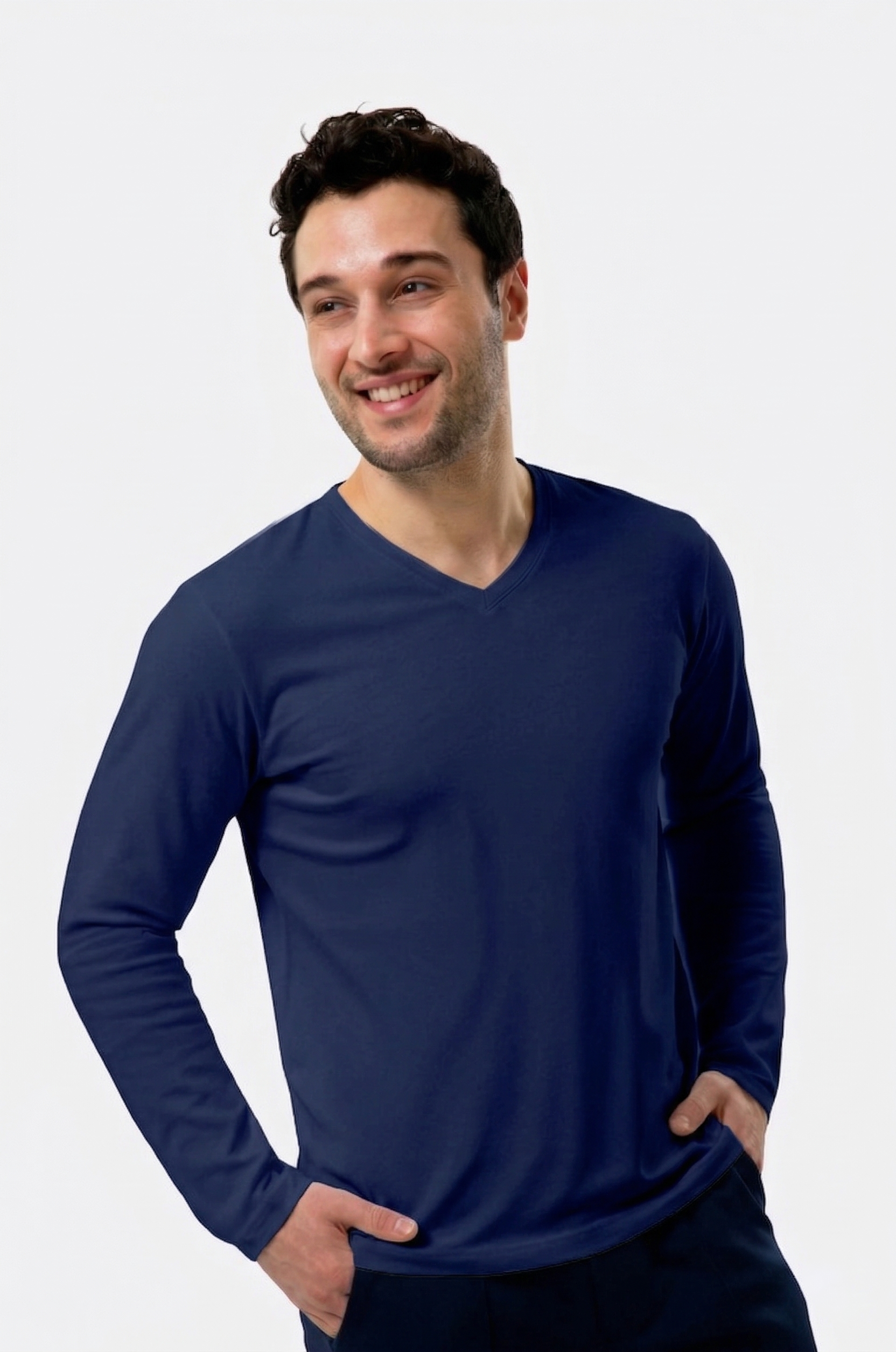 %100 organik pamuktan üretilmiş, lacivert renk V yaka erkek uzun kollu tişört. Doğal dokusu, rahat kalıbı ve sade tasarımıyla günlük kullanıma uygundur.