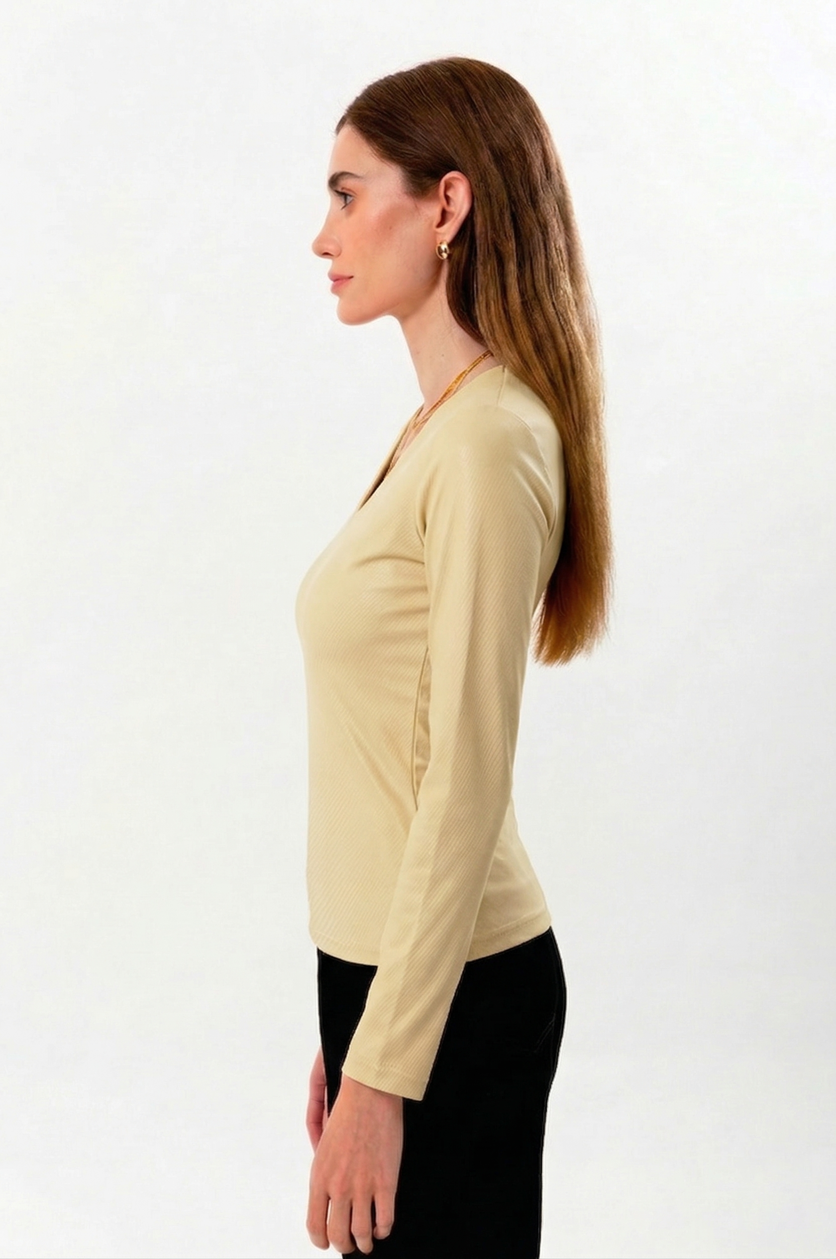 %100 organik pamuk kullanılarak üretilen sarı kadın uzun kollu v yaka bluz, zamansız tasarımı ve doğal dokusuyla günlük kadın giyiminin vazgeçilmez parçalarından biridir. Doğal lif yapısı sayesinde ciltle uyumlu, yumuşak ve gün boyu konforlu bir kullanım sunar.