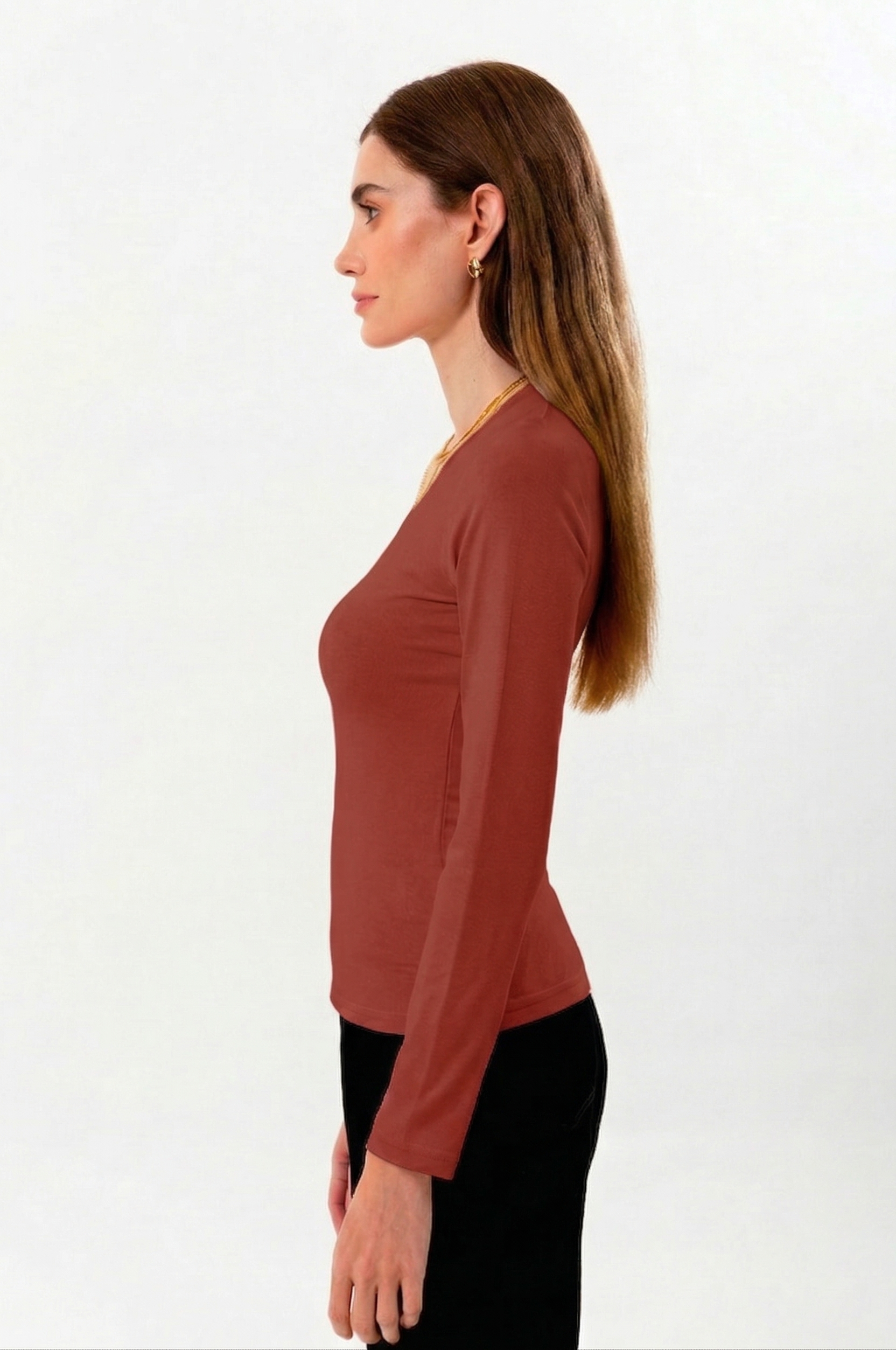 %100 organik pamuk kullanılarak üretilen kiremit kadın uzun kollu v yaka bluz, zamansız tasarımı ve doğal dokusuyla günlük kadın giyiminin vazgeçilmez parçalarından biridir. Doğal lif yapısı sayesinde ciltle uyumlu, yumuşak ve gün boyu konforlu bir kullanım sunar.