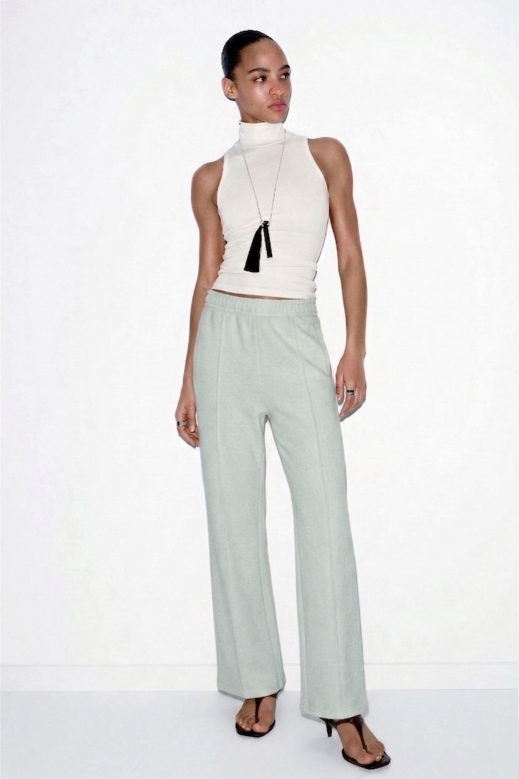 Organik pamuktan üretilen su yeşili bol kesim pantolon, yumuşacık dokusu ve akışkan formuyla gün boyu rahatlık sunar. Göz alıcı rengiyle enerjini yükseltirken, modern kesimi sayesinde zahmetsiz şıklık sağlar.