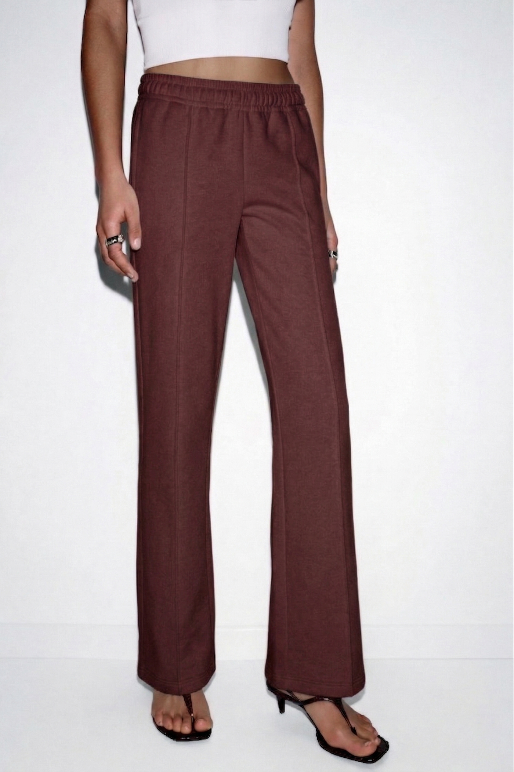 Organik pamuktan üretilen bordo bol kesim pantolon, yumuşacık dokusu ve akışkan formuyla gün boyu rahatlık sunar. Göz alıcı rengiyle enerjini yükseltirken, modern kesimi sayesinde zahmetsiz şıklık sağlar.