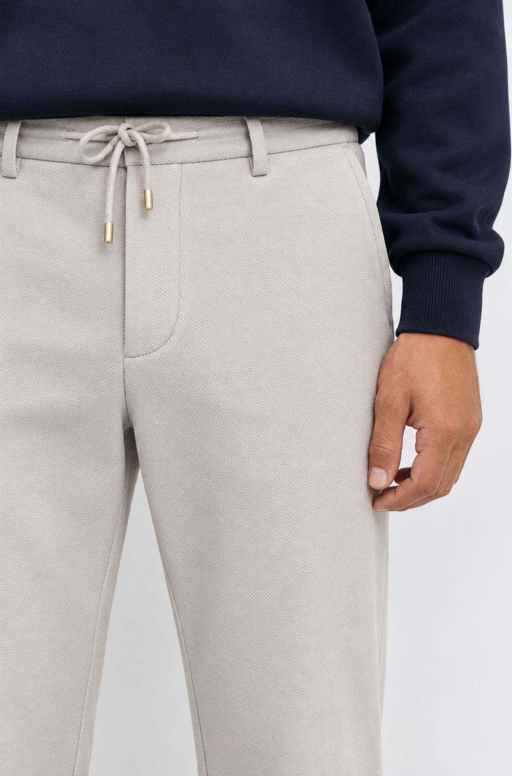 UNIQVIBE TENCEL™ rahat kesim erkek gri pantolon, %96 TENCEL™ ve %4 spandex içeren yumuşak ve esnek kumaşıyla günlük kullanımda konfor sunar. Bağcıklı bel tasarımı ve rahat kalıbıyla şık ve kullanışlı bir erkek pantolon seçeneğidir.