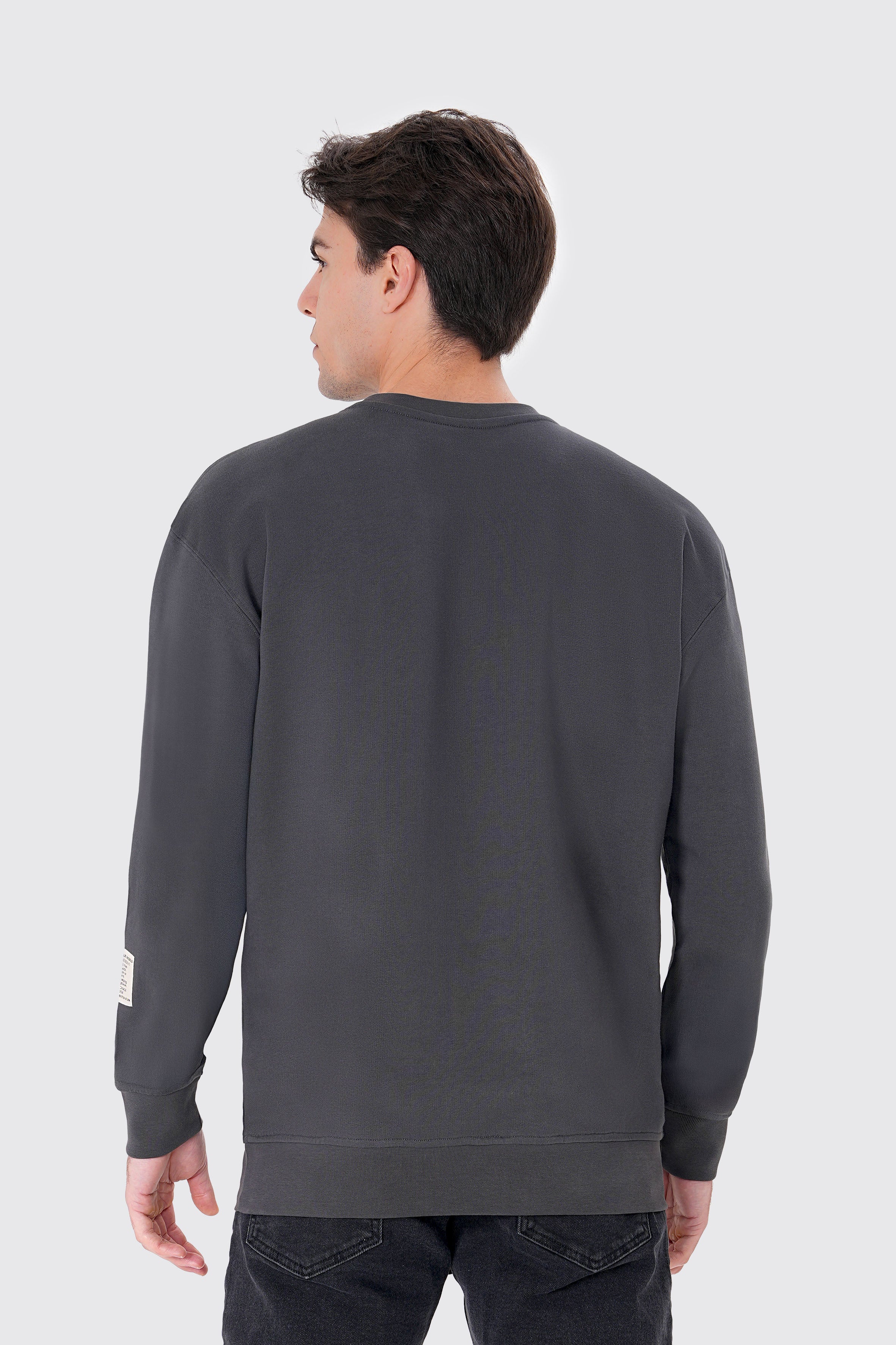 Geyik nakışlı erkek antrasit organik pamuklu sweatshirt ile doğanın sıcaklığını stiline taşı! %100 organik pamuk kumaşıyla yumuşak, nefes alabilir ve sürdürülebilir bir konfor sunar.