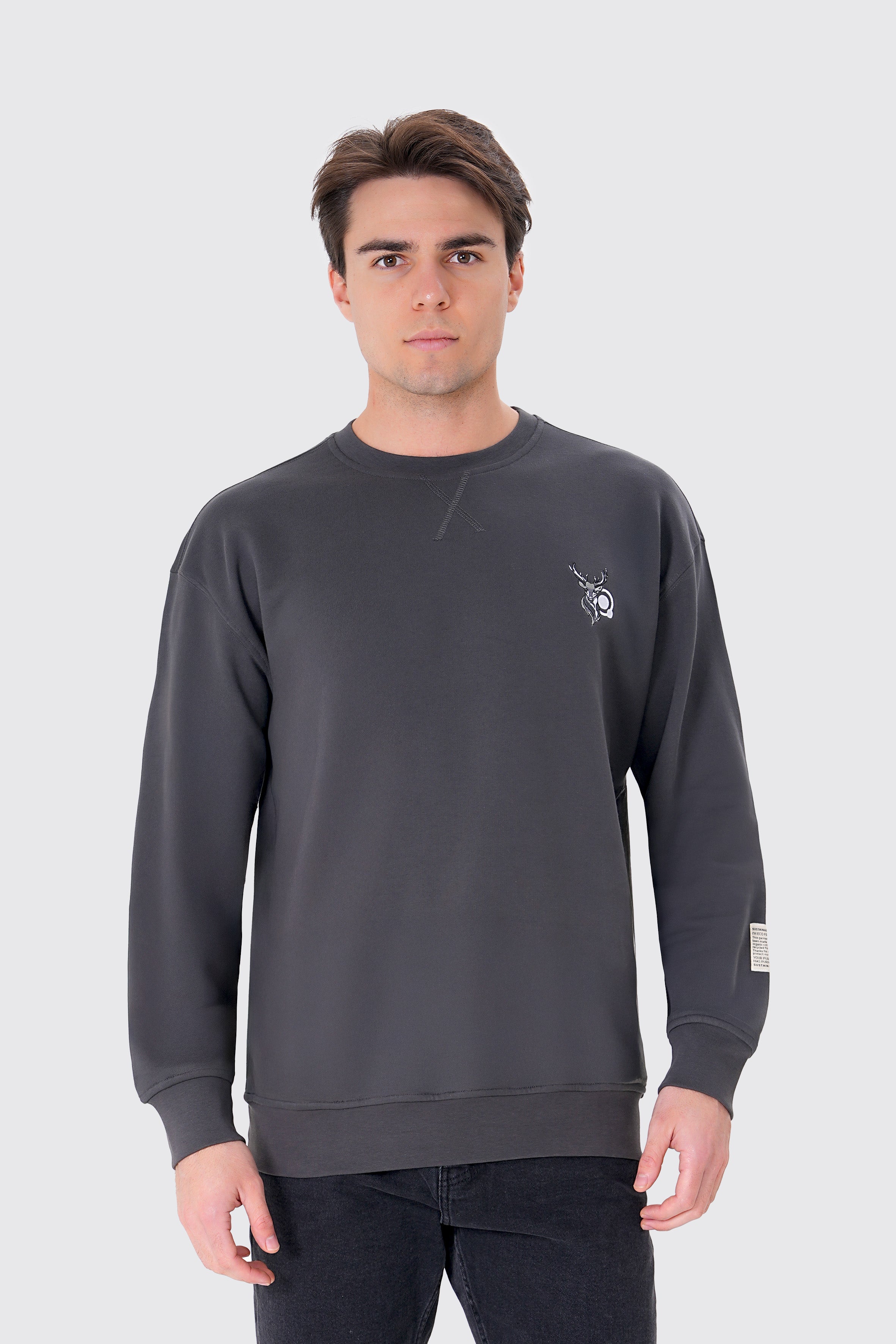 Geyik nakışlı erkek antrasit organik pamuklu sweatshirt ile doğanın sıcaklığını stiline taşı! %100 organik pamuk kumaşıyla yumuşak, nefes alabilir ve sürdürülebilir bir konfor sunar.