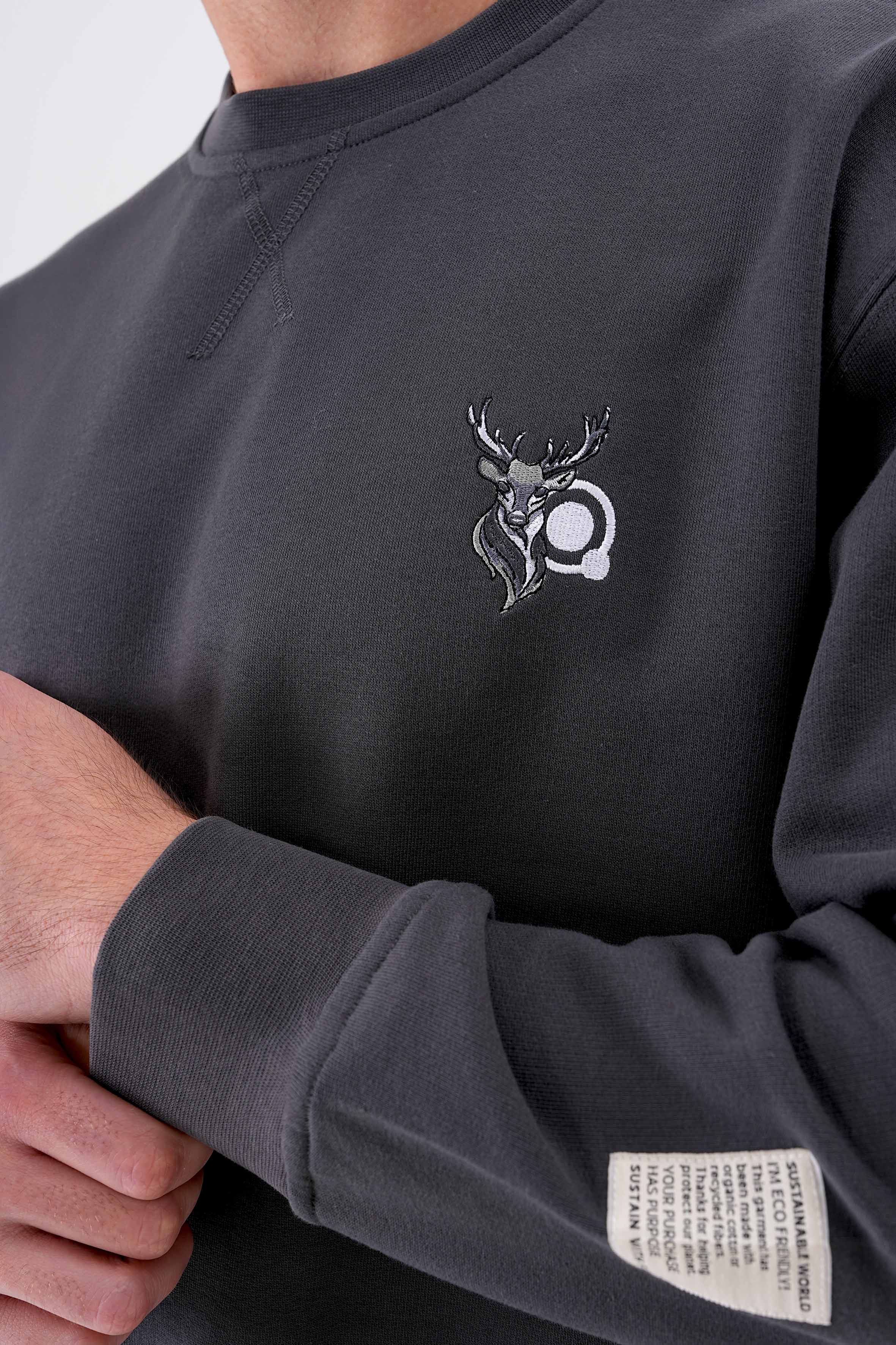 Geyik nakışlı erkek antrasit organik pamuklu sweatshirt ile doğanın sıcaklığını stiline taşı! %100 organik pamuk kumaşıyla yumuşak, nefes alabilir ve sürdürülebilir bir konfor sunar.