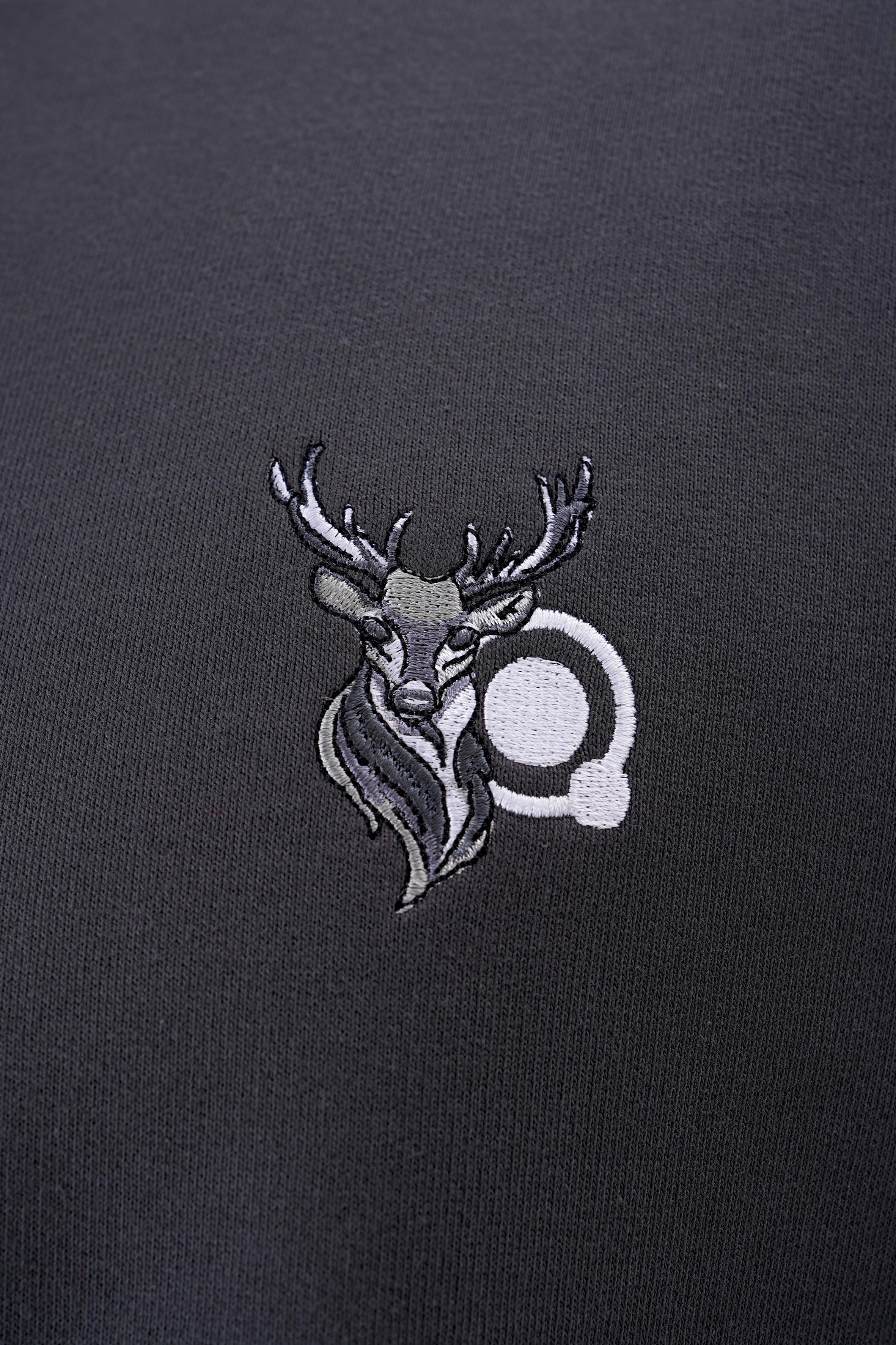 Geyik nakışlı erkek antrasit organik pamuklu sweatshirt ile doğanın sıcaklığını stiline taşı! %100 organik pamuk kumaşıyla yumuşak, nefes alabilir ve sürdürülebilir bir konfor sunar.