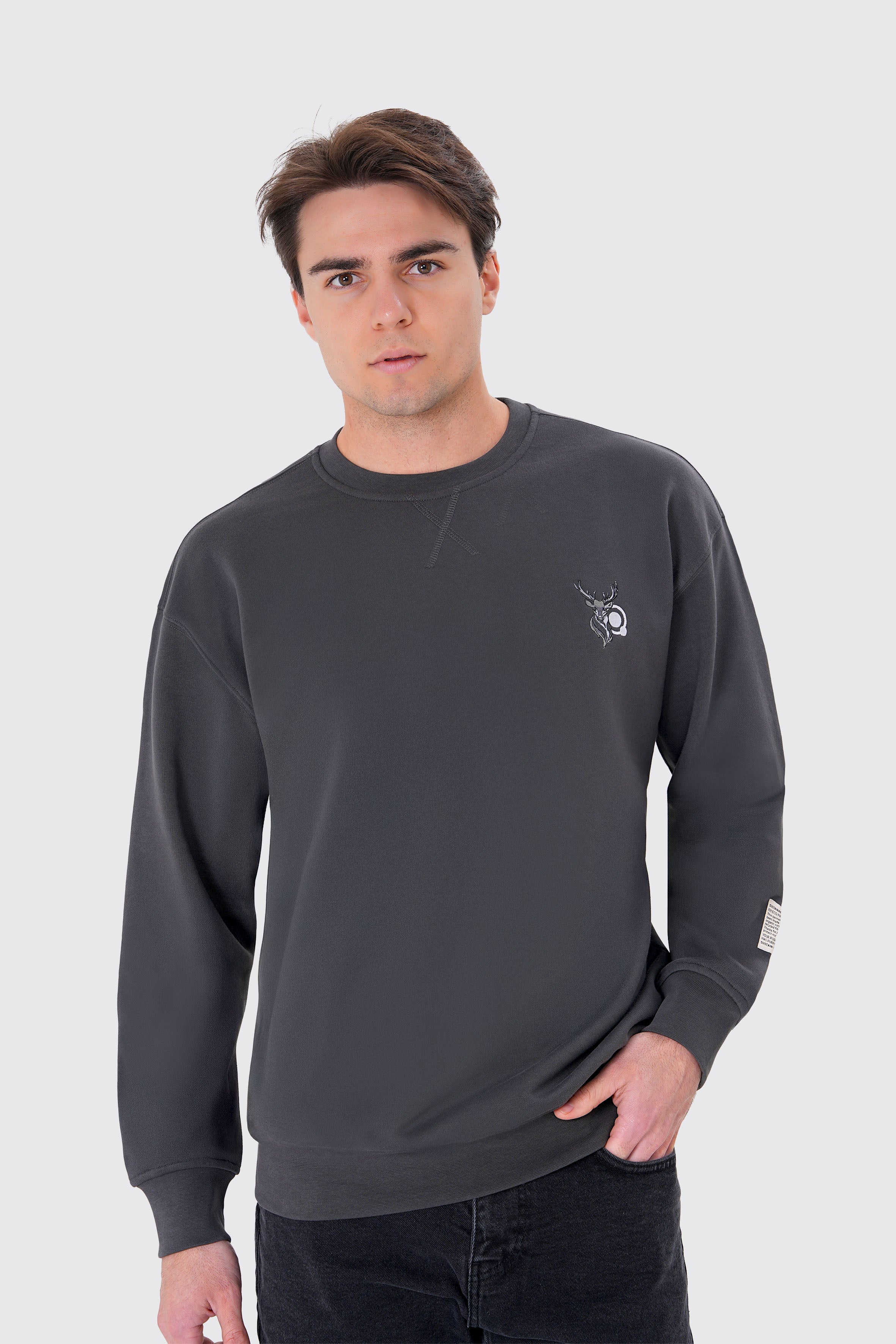 Geyik nakışlı erkek antrasit organik pamuklu sweatshirt ile doğanın sıcaklığını stiline taşı! %100 organik pamuk kumaşıyla yumuşak, nefes alabilir ve sürdürülebilir bir konfor sunar.