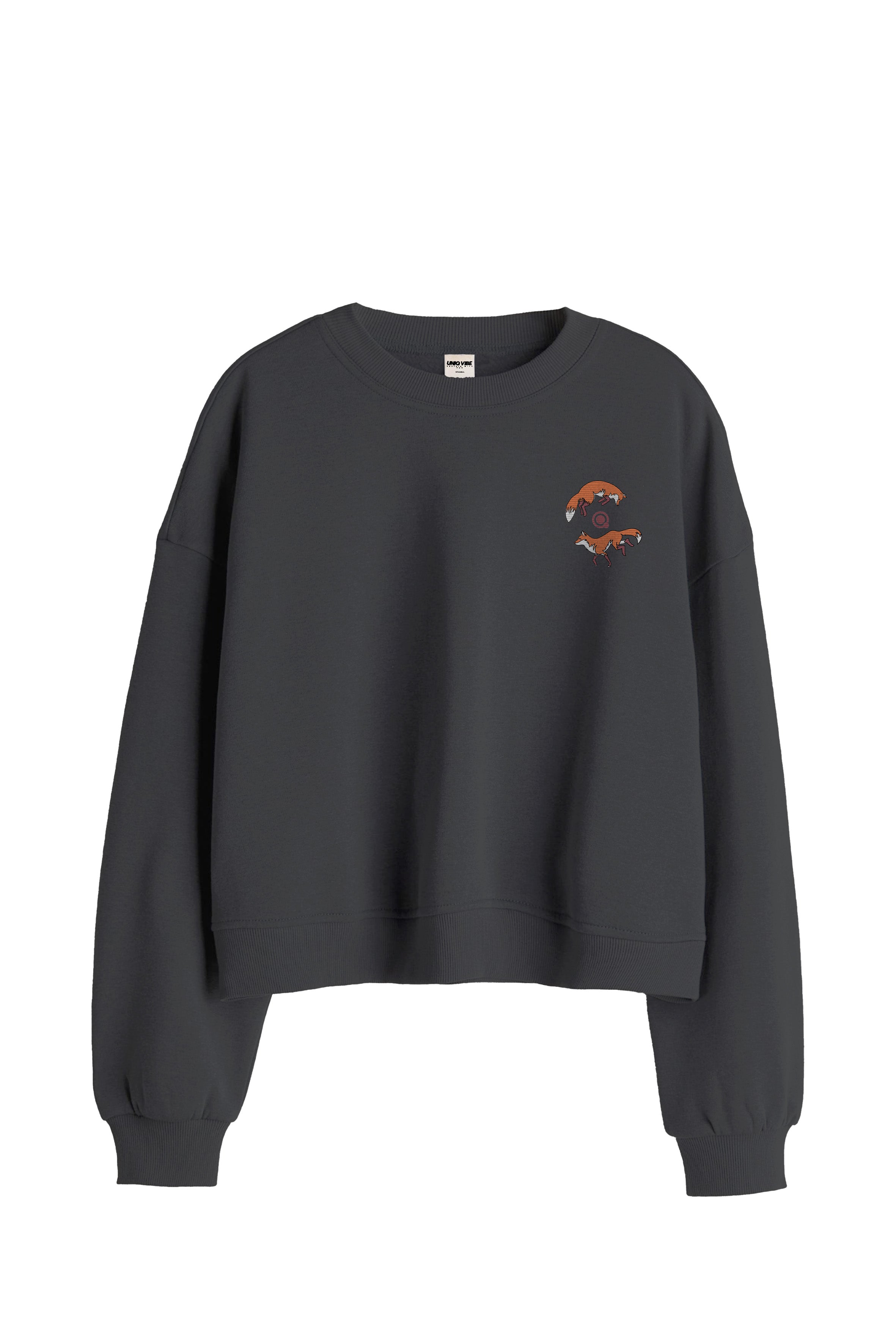 Tilki Nakışlı Crop Organik Pamuklu Sweatshirt, organik pamuklu yapısıyla hem çevre dostu hem de konforlu bir seçenek. Üzerindeki tilki nakışı detayıyla şıklığı öne çıkaran bu crop sweatshirt, günlük kombinlerinize modern bir dokunuş katıyor. Rahat kesimi ve minimalist tasarımıyla hem spor hem de günlük kullanım için ideal. UNIQVIBE ile tarzınızı tamamlayın!