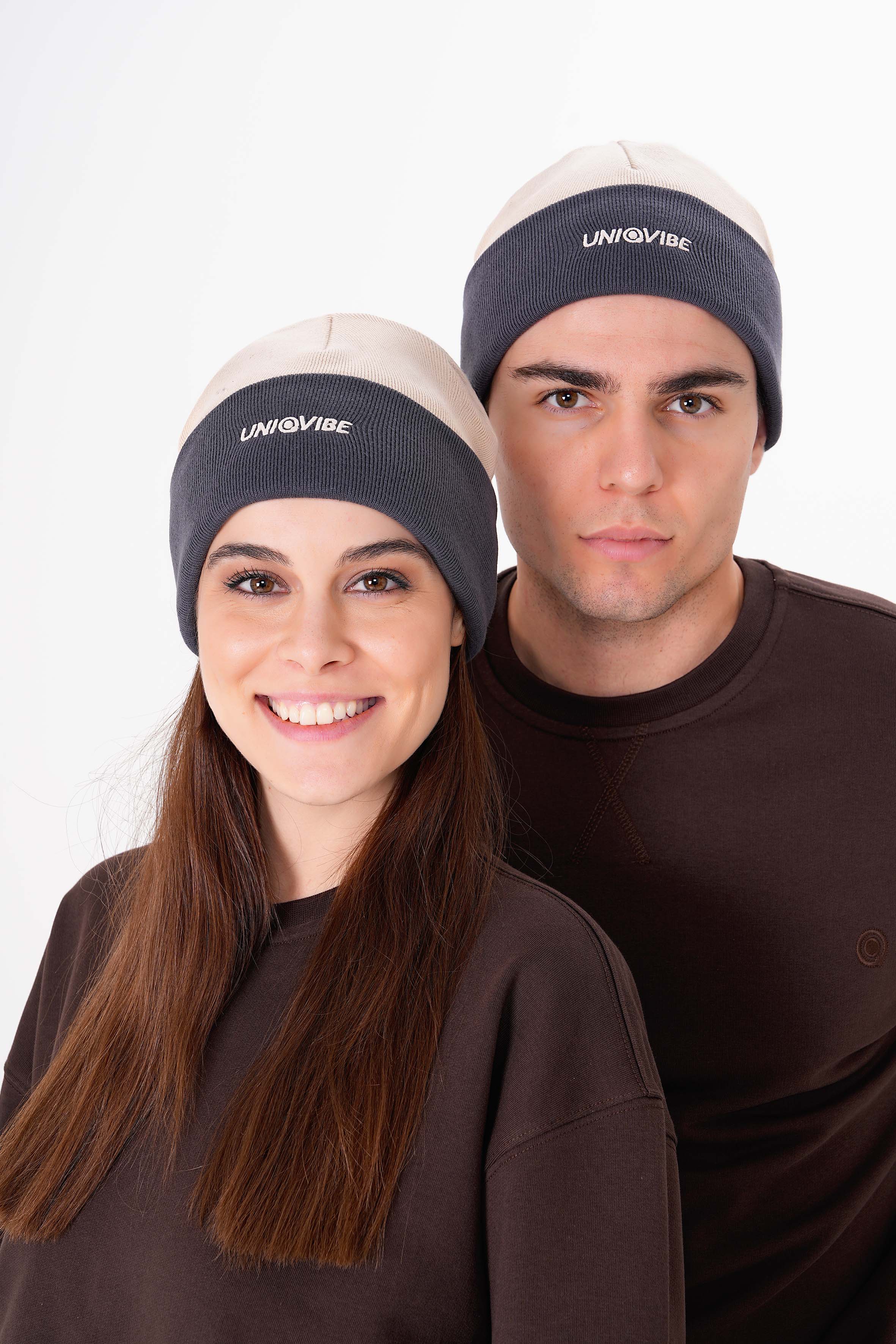 UNIQVIBE’nin %100 organik pamuktan üretilmiş unisex bereleri, kış stilinizi sürdürülebilir bir dokunuşla tamamlıyor. Pastel tonlardan koyu renklere kadar geniş bir renk yelpazesiyle, her tarza uygun seçenekler sunuyor. Çevre dostu üretim ve yumuşak dokusuyla bu bereyi keşfedin! #Renk_Bej
