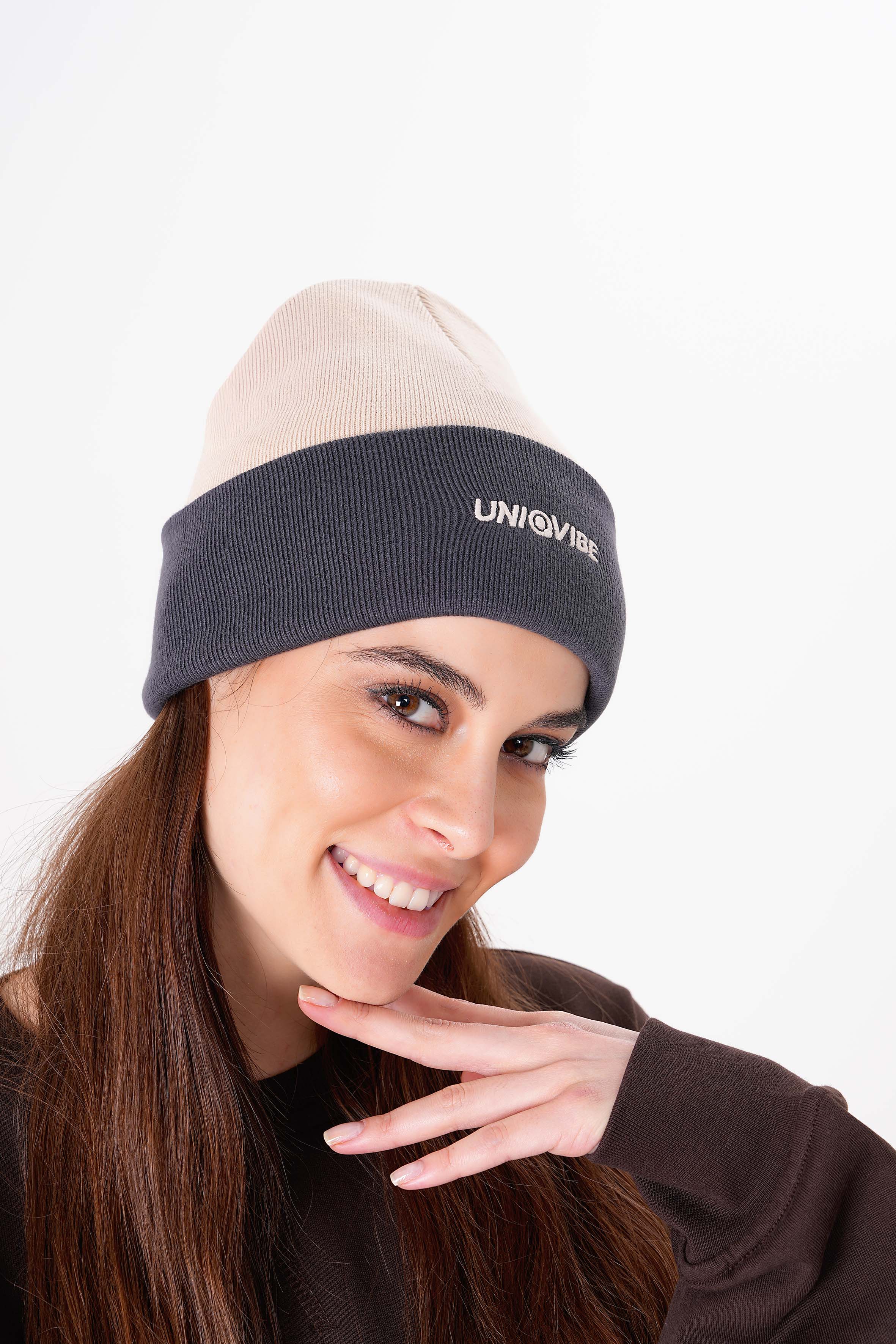 UNIQVIBE’nin %100 organik pamuktan üretilmiş unisex bereleri, kış stilinizi sürdürülebilir bir dokunuşla tamamlıyor. Pastel tonlardan koyu renklere kadar geniş bir renk yelpazesiyle, her tarza uygun seçenekler sunuyor. Çevre dostu üretim ve yumuşak dokusuyla bu bereyi keşfedin! #Renk_Bej