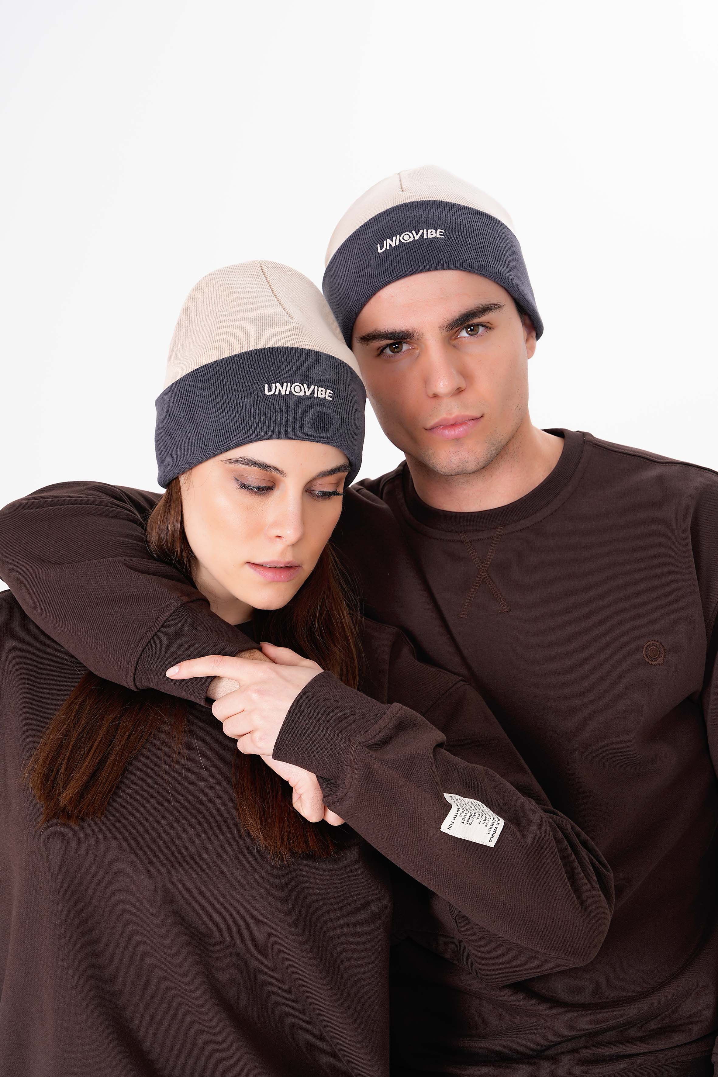 UNIQVIBE’nin %100 organik pamuktan üretilmiş unisex bereleri, kış stilinizi sürdürülebilir bir dokunuşla tamamlıyor. Pastel tonlardan koyu renklere kadar geniş bir renk yelpazesiyle, her tarza uygun seçenekler sunuyor. Çevre dostu üretim ve yumuşak dokusuyla bu bereyi keşfedin! #Renk_Bej
