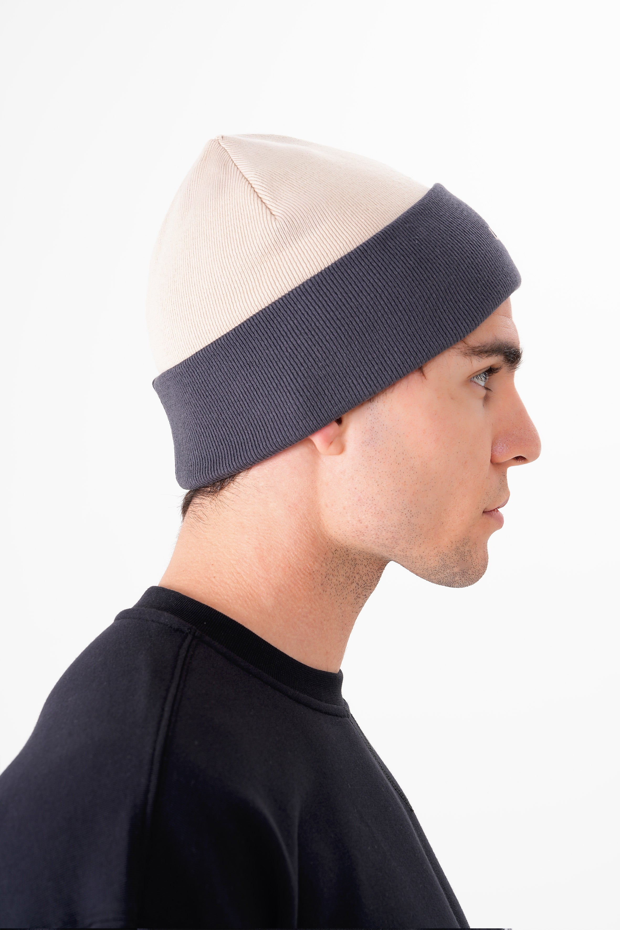 UNIQVIBE’nin %100 organik pamuktan üretilmiş unisex bereleri, kış stilinizi sürdürülebilir bir dokunuşla tamamlıyor. Pastel tonlardan koyu renklere kadar geniş bir renk yelpazesiyle, her tarza uygun seçenekler sunuyor. Çevre dostu üretim ve yumuşak dokusuyla bu bereyi keşfedin! #Renk_Bej