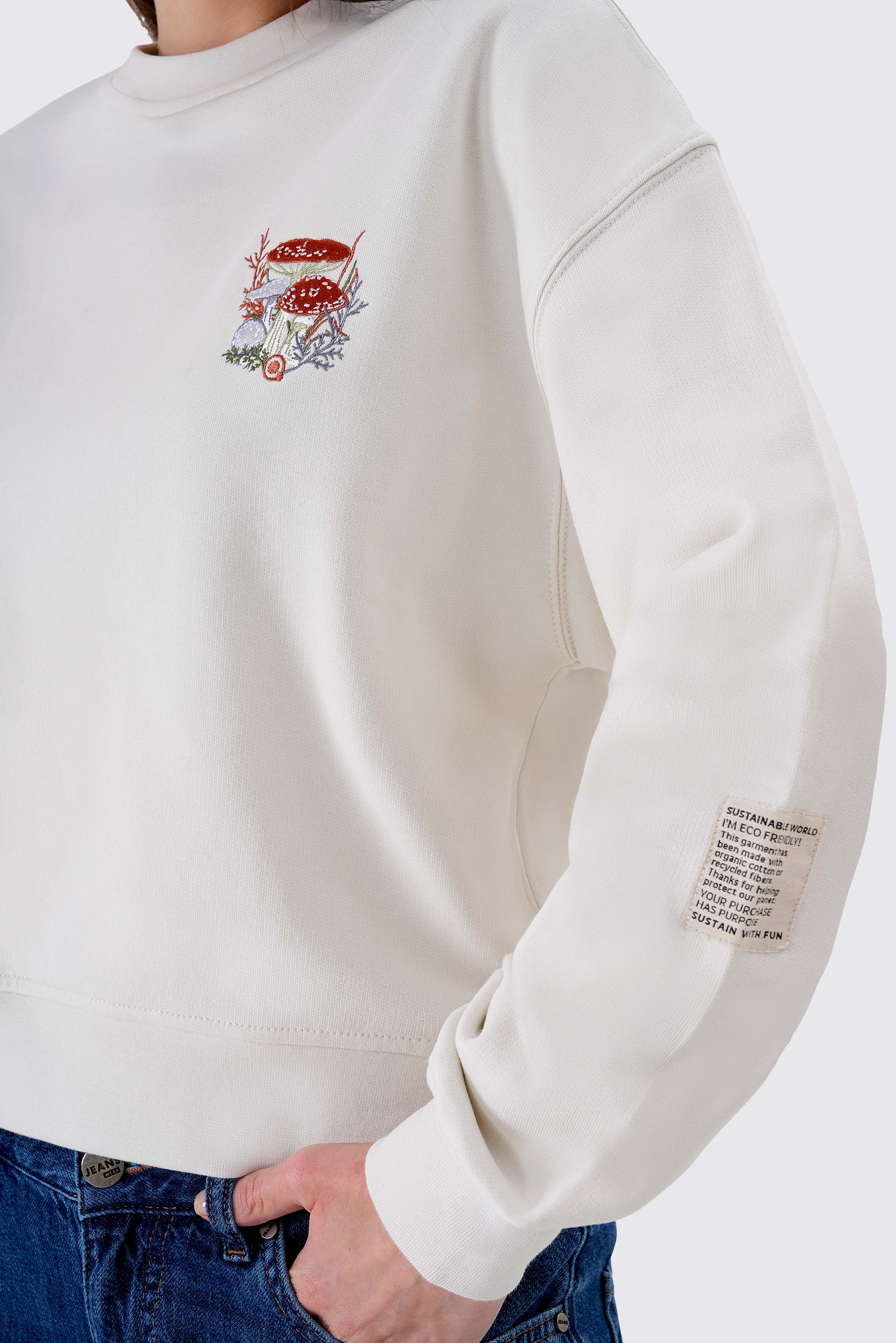 Mantar Nakışlı Crop Organik Pamuklu Sweatshirt, organik pamuklu yapısıyla hem çevre dostu hem de son derece rahat. Mantar nakışı detayıyla doğayı çağrıştıran bu crop sweatshirt, günlük kombinlerinize şık ve eğlenceli bir dokunuş katıyor. Modern crop kesimiyle hem spor hem de günlük kullanım için ideal. UNIQVIBE ile doğal tarzınızı tamamlayın!