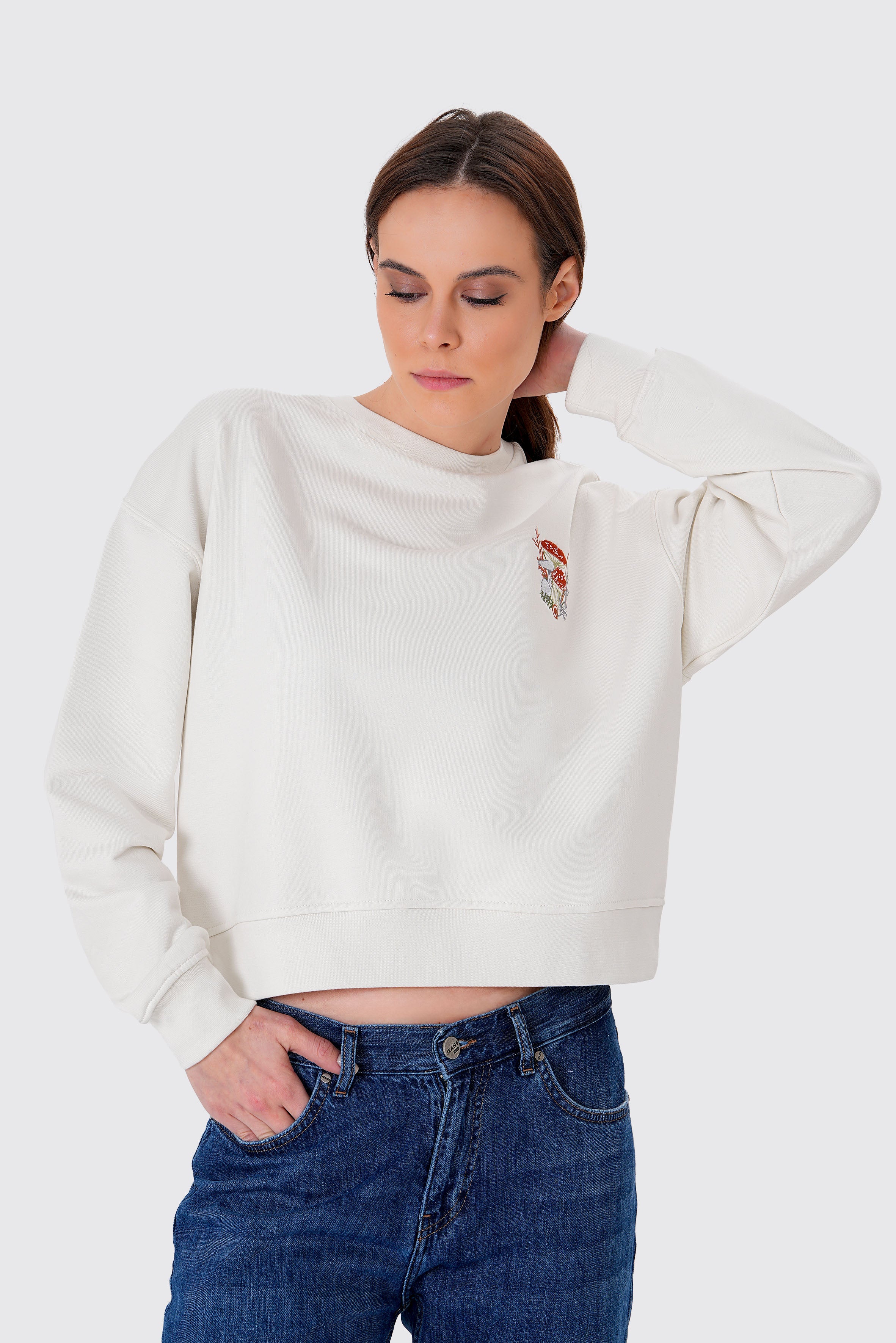 Mantar Nakışlı Crop Organik Pamuklu Sweatshirt, organik pamuklu yapısıyla hem çevre dostu hem de son derece rahat. Mantar nakışı detayıyla doğayı çağrıştıran bu crop sweatshirt, günlük kombinlerinize şık ve eğlenceli bir dokunuş katıyor. Modern crop kesimiyle hem spor hem de günlük kullanım için ideal. UNIQVIBE ile doğal tarzınızı tamamlayın!