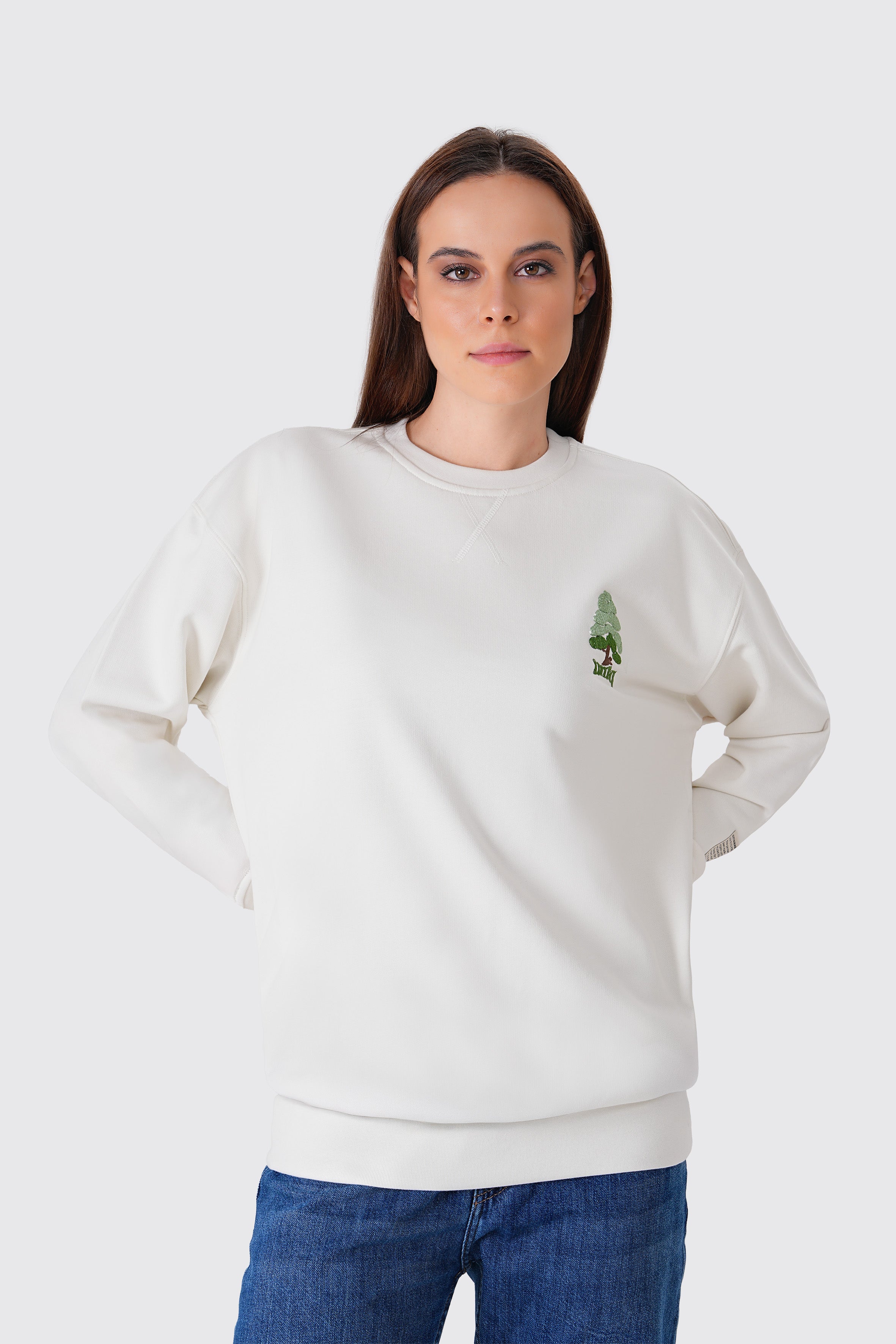 Nakışlı beyaz organik pamuklu kadın sweatshirt ile zamansız ve sürdürülebilir bir stil yakala! %100 organik pamuk kumaşıyla nefes alabilir, yumuşak ve doğa dostu konfor sunar.