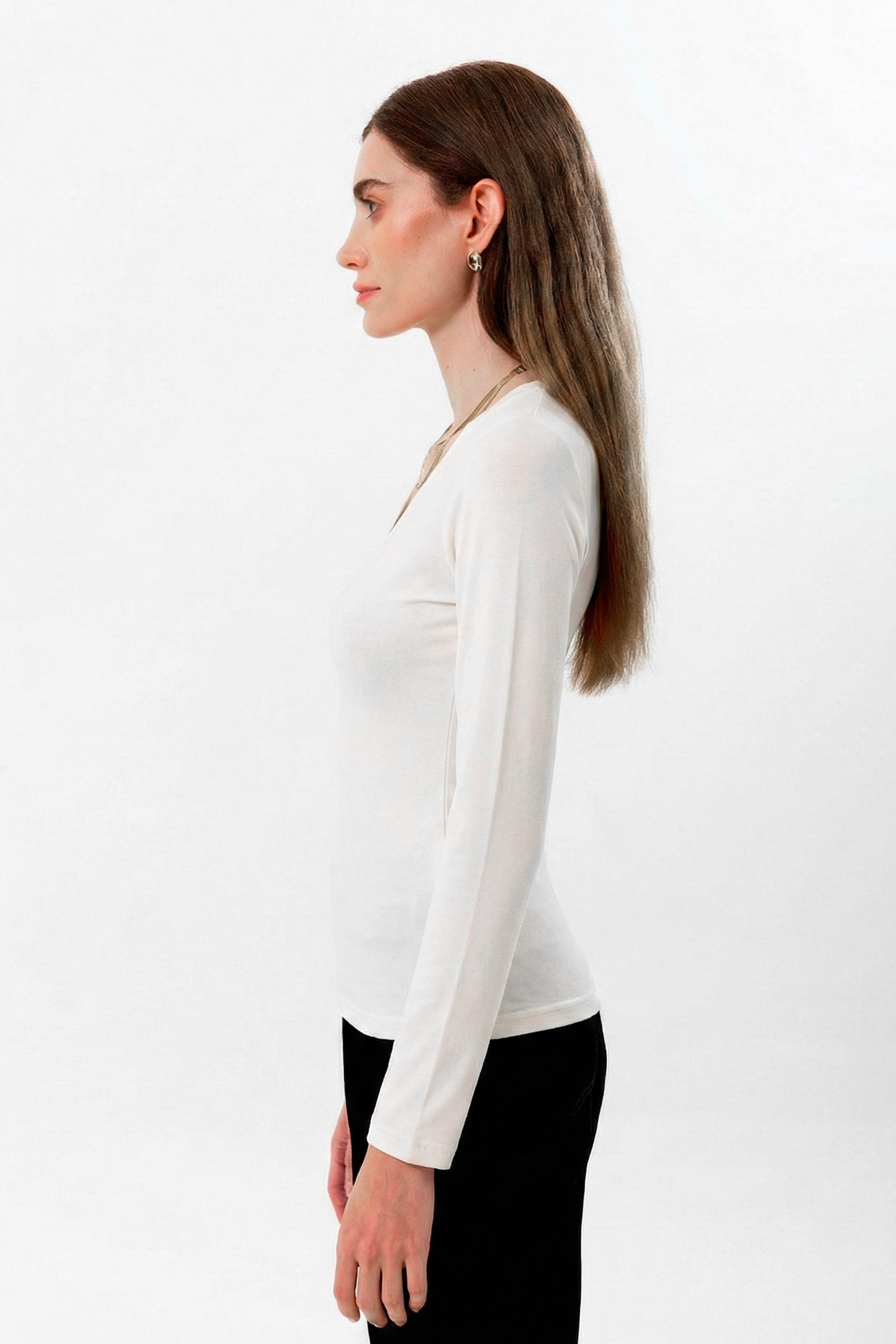 %100 organik pamuk kullanılarak üretilen beyaz kadın uzun kollu V yaka bluz, zamansız tasarımı ve doğal dokusuyla günlük kadın giyiminin vazgeçilmez parçalarından biridir. Doğal lif yapısı sayesinde ciltle uyumlu, yumuşak ve gün boyu konforlu bir kullanım sunar.