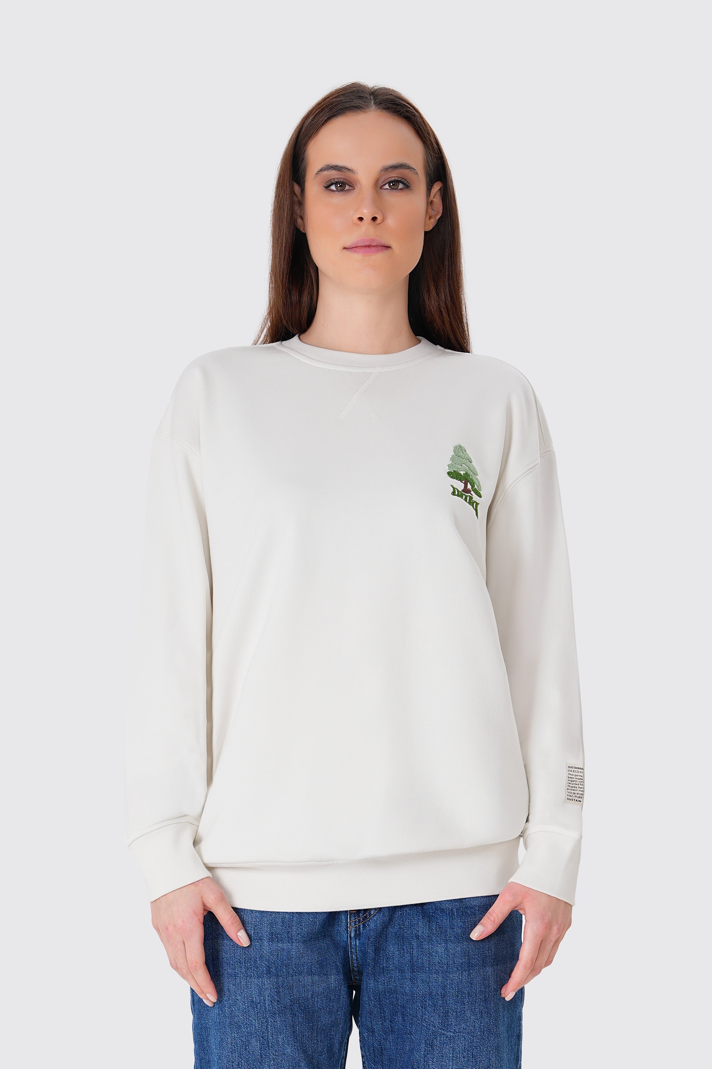 Nakışlı beyaz organik pamuklu kadın sweatshirt ile zamansız ve sürdürülebilir bir stil yakala! %100 organik pamuk kumaşıyla nefes alabilir, yumuşak ve doğa dostu konfor sunar.