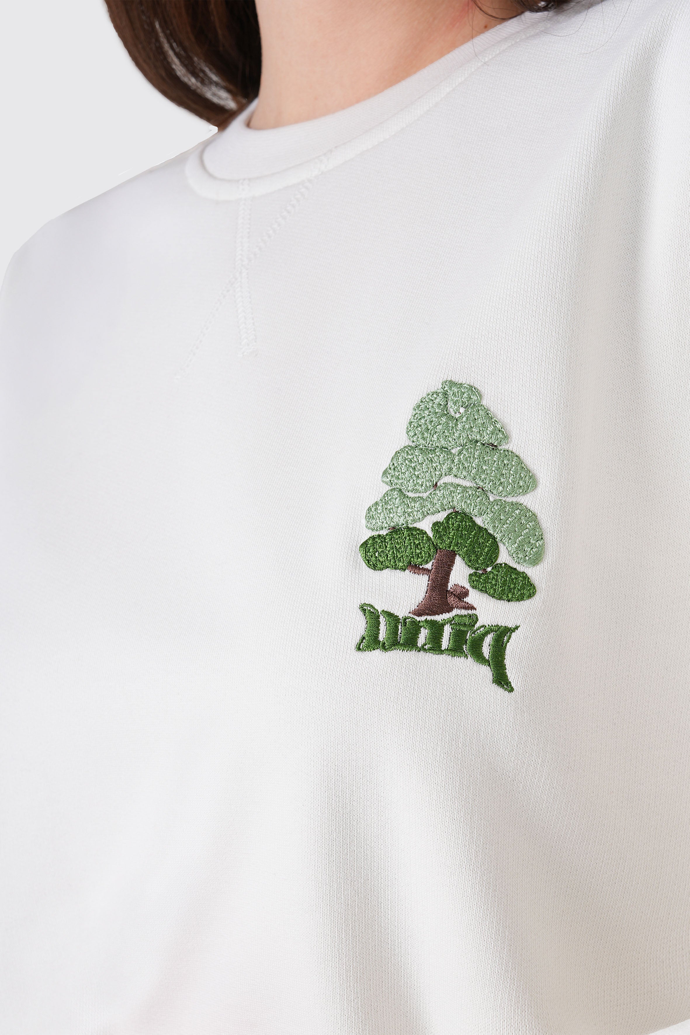 Nakışlı beyaz organik pamuklu kadın sweatshirt ile zamansız ve sürdürülebilir bir stil yakala! %100 organik pamuk kumaşıyla nefes alabilir, yumuşak ve doğa dostu konfor sunar.