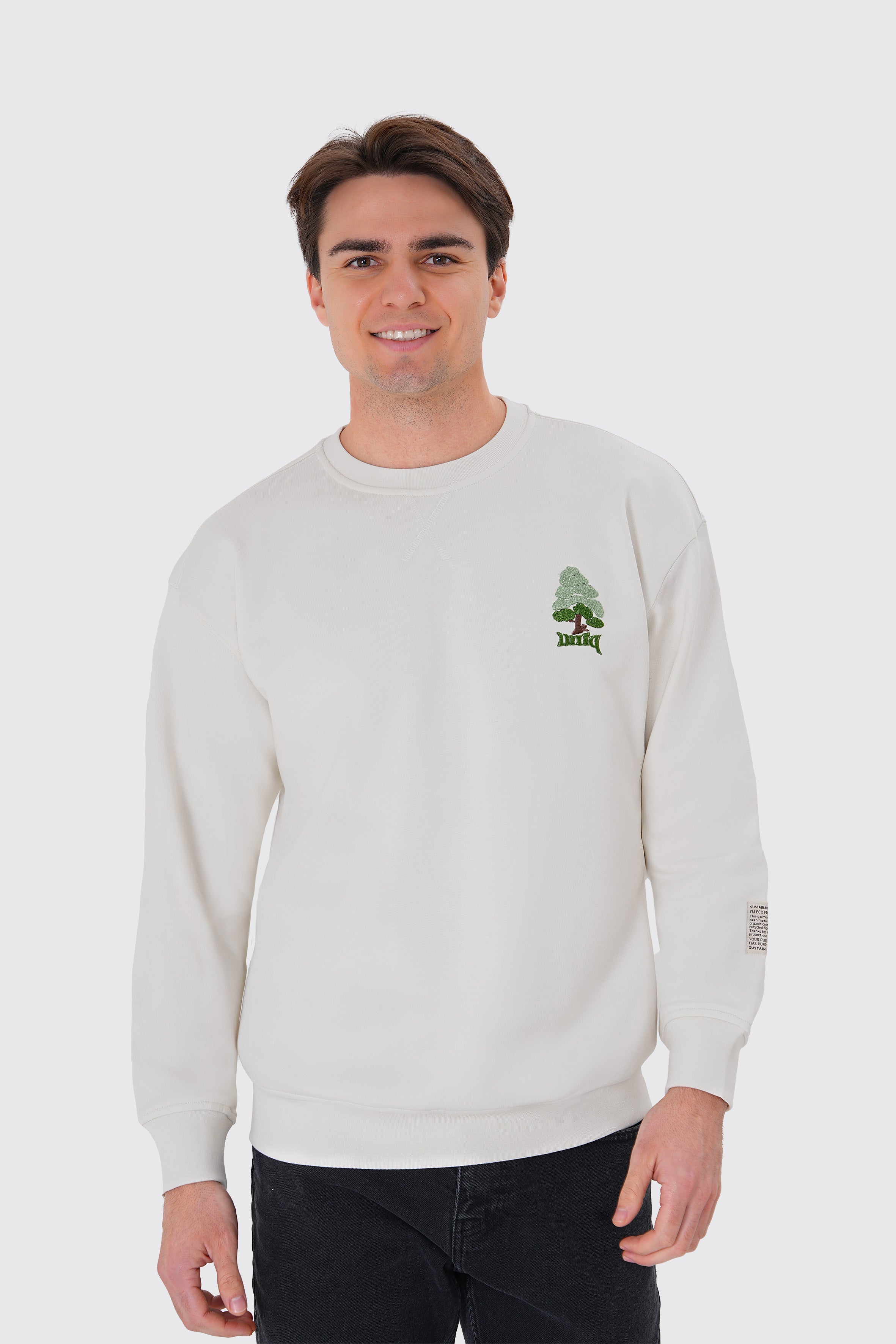 Nakışlı beyaz organik pamuklu erkek sweatshirt ile zamansız ve sürdürülebilir bir stil yakala! %100 organik pamuk kumaşıyla nefes alabilir, yumuşak ve doğa dostu konfor sunar.