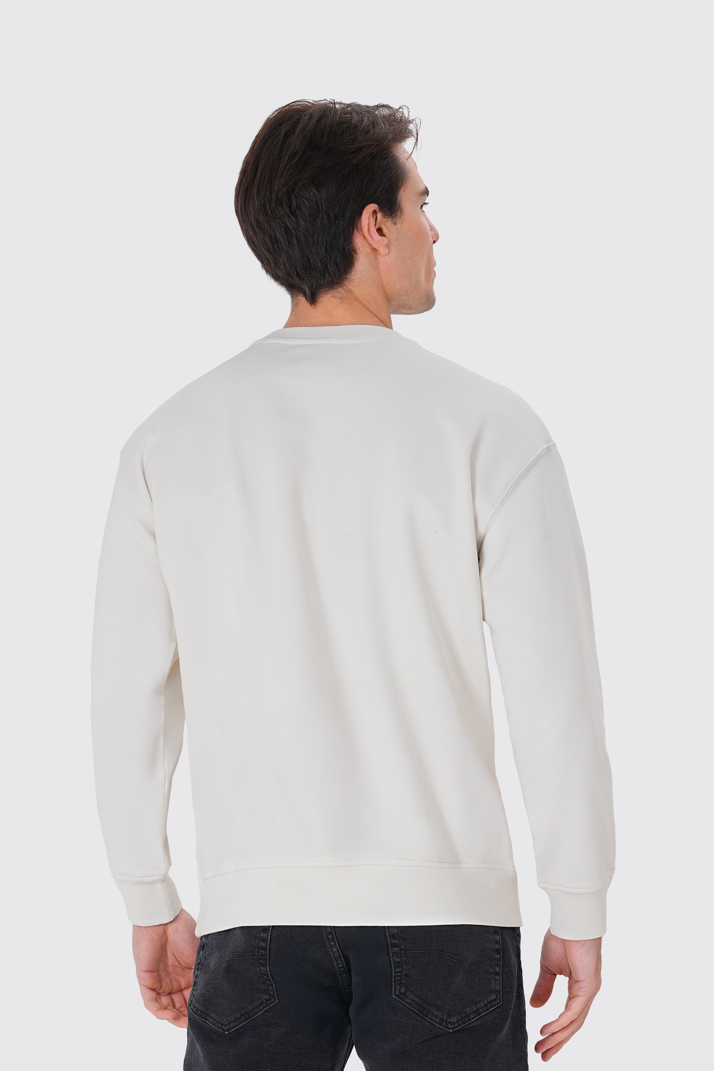 Nakışlı beyaz organik pamuklu erkek sweatshirt ile zamansız ve sürdürülebilir bir stil yakala! %100 organik pamuk kumaşıyla nefes alabilir, yumuşak ve doğa dostu konfor sunar.