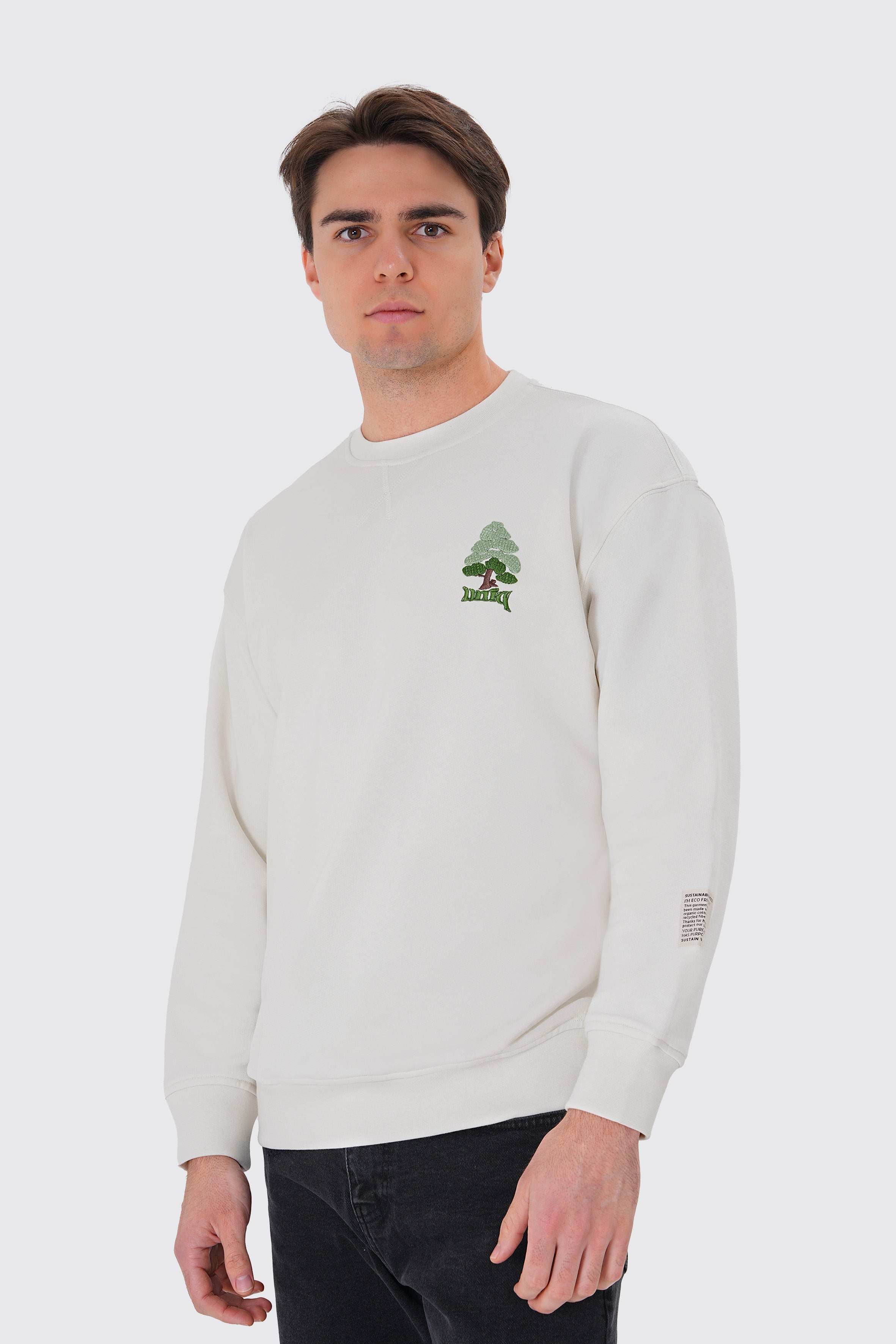 Nakışlı beyaz organik pamuklu erkek sweatshirt ile zamansız ve sürdürülebilir bir stil yakala! %100 organik pamuk kumaşıyla nefes alabilir, yumuşak ve doğa dostu konfor sunar.