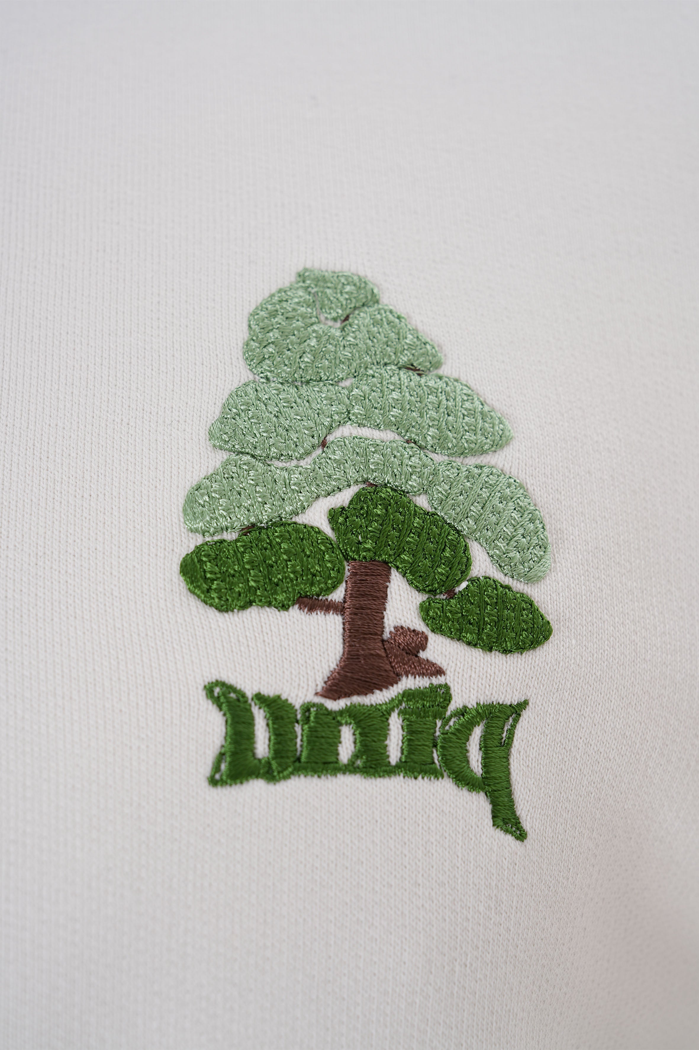 Nakışlı beyaz organik pamuklu erkek sweatshirt ile zamansız ve sürdürülebilir bir stil yakala! %100 organik pamuk kumaşıyla nefes alabilir, yumuşak ve doğa dostu konfor sunar.
