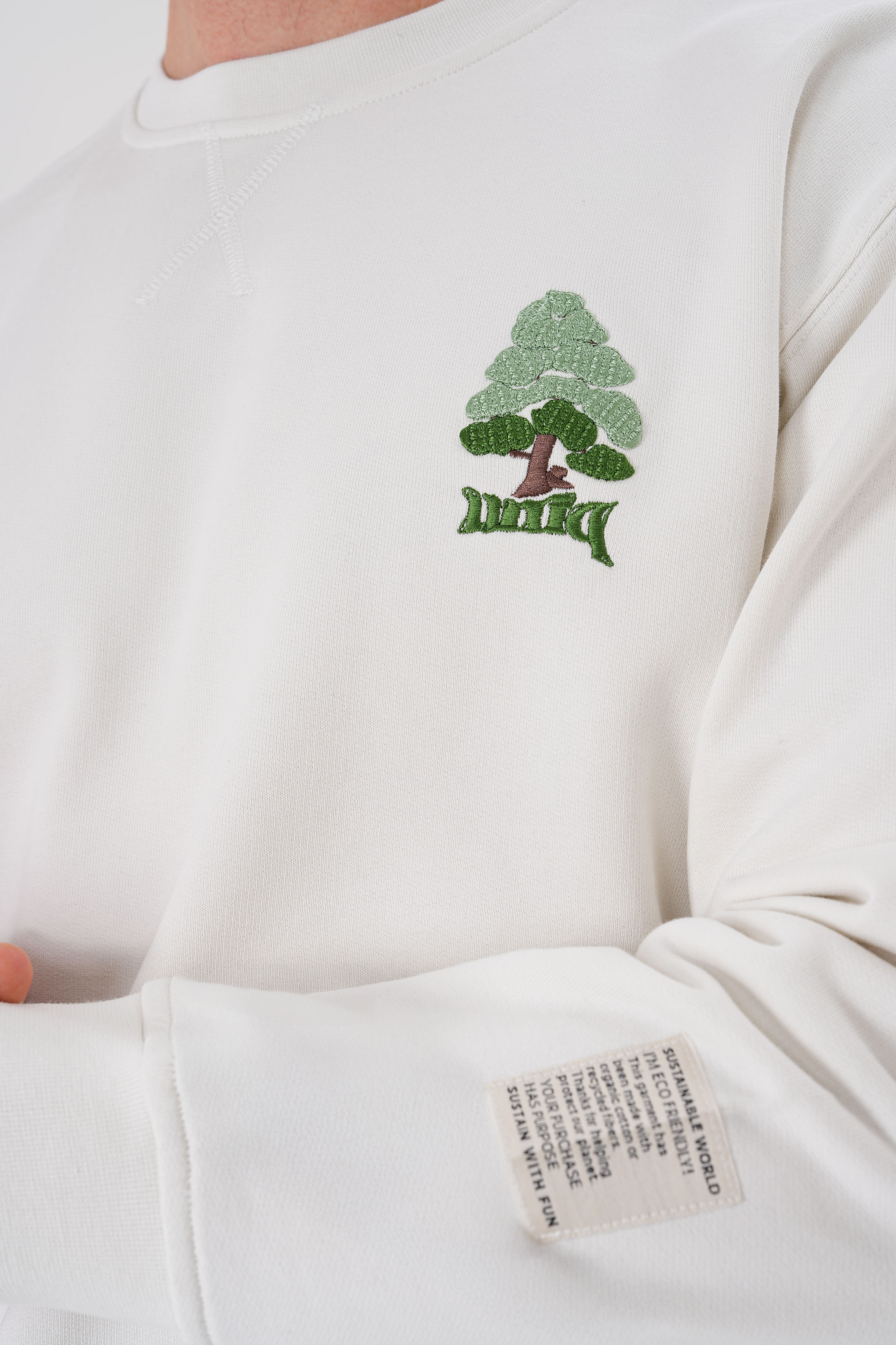 Nakışlı beyaz organik pamuklu erkek sweatshirt ile zamansız ve sürdürülebilir bir stil yakala! %100 organik pamuk kumaşıyla nefes alabilir, yumuşak ve doğa dostu konfor sunar.
