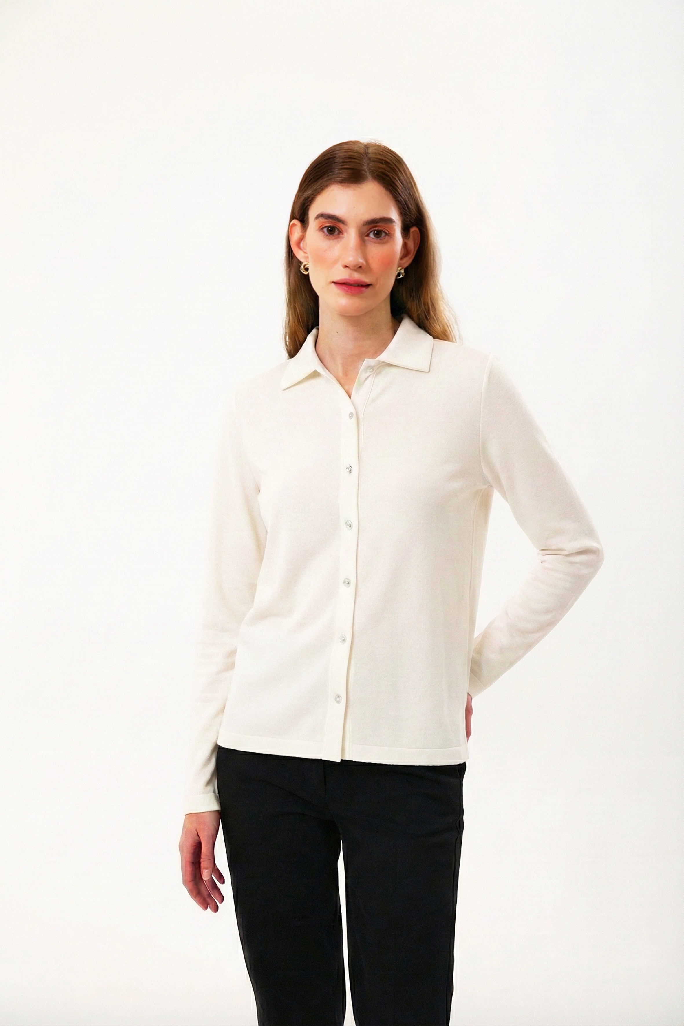 Zamansız beyaz rengin güçlü duruşu, modern ve dar kalıp gömlek tasarımıyla buluşuyor. %100 organik pamuktan üretilen bu gömlek, vücuda net bir siluet kazandırırken sade çizgilerini tamamlayan gümüş düğme detayları ile sofistike bir görünüm sunar. Günlük kullanımdan özel anlara kadar uzanan çok yönlü yapısıyla, detaylarda şıklık ve doğal konfor arayanlar için zamansız bir gardırop parçasıdır.