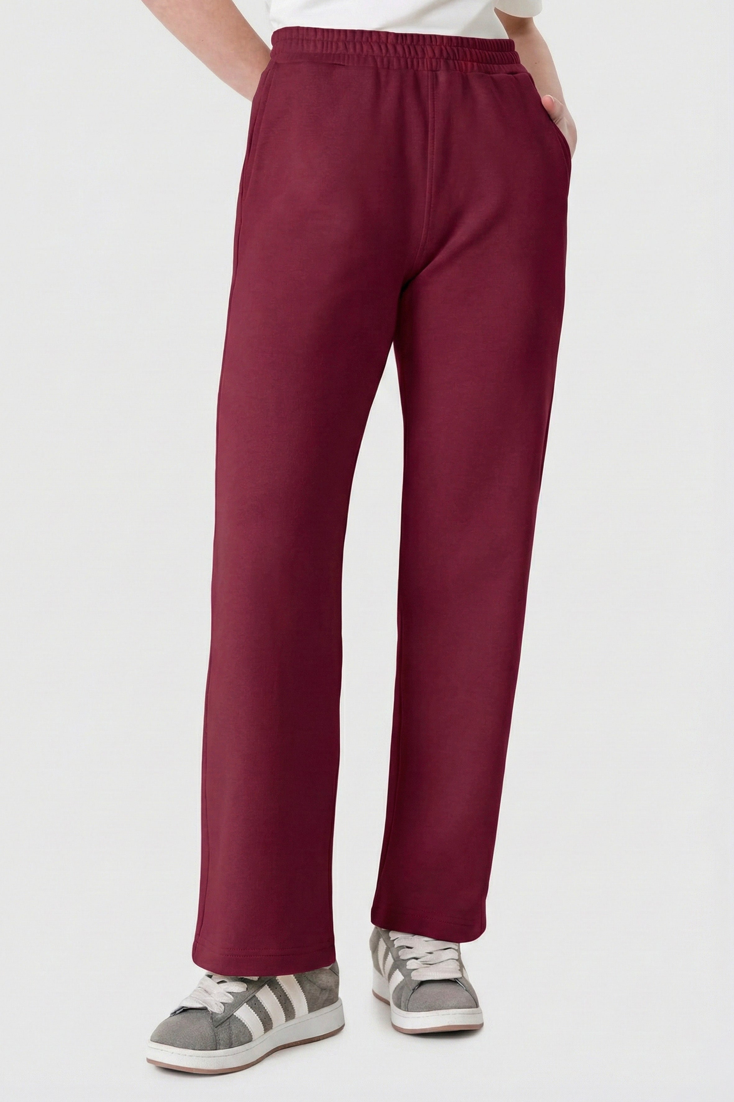 Bordo renkli, %100 organik pamuk kadın jogger pantolon – rahat kesimli, cepli ve sürdürülebilir eşofman altı modeli.
