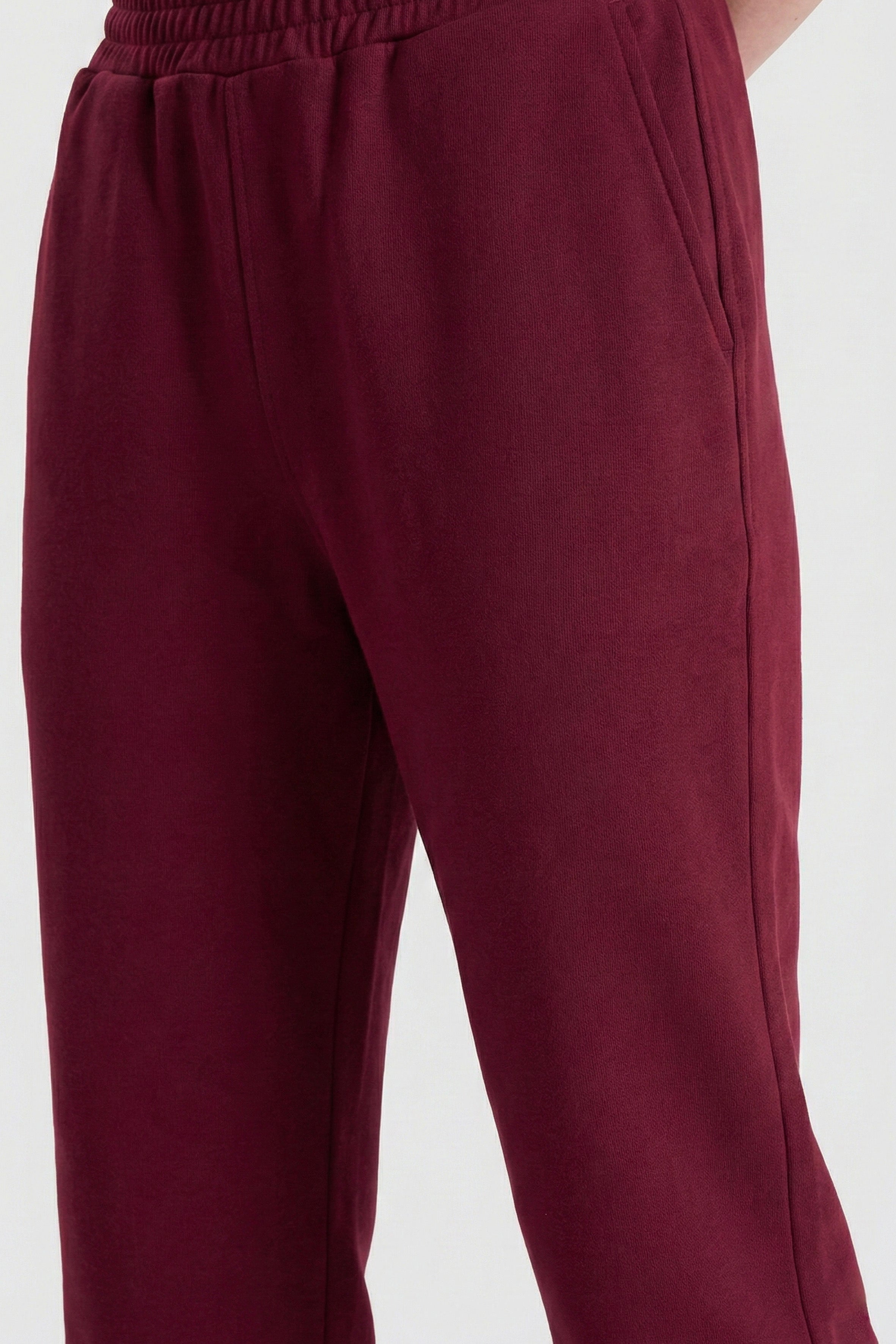 Bordo renkli, %100 organik pamuk kadın jogger pantolon – rahat kesimli, cepli ve sürdürülebilir eşofman altı modeli.