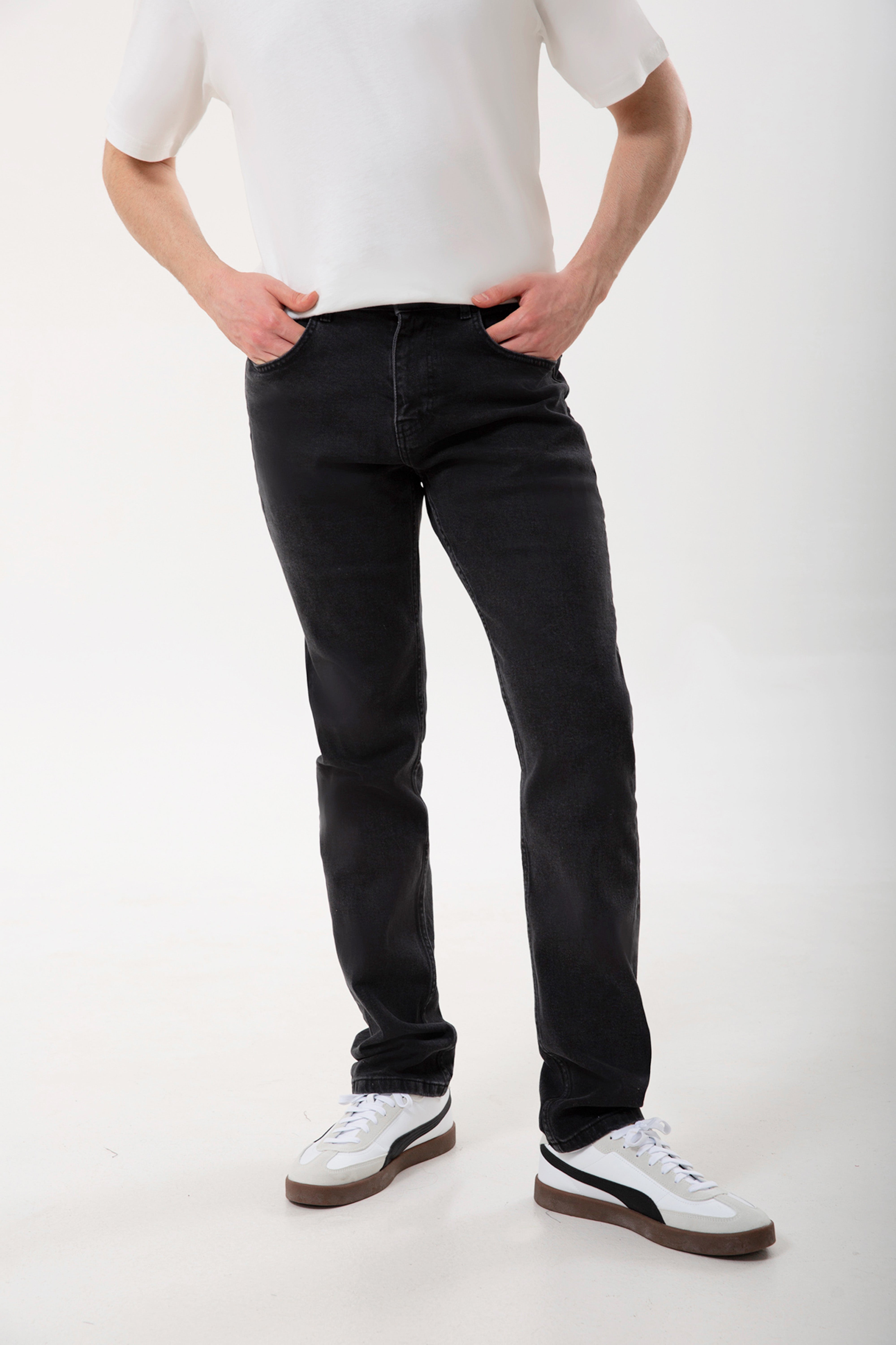 Rahat kesimi ve modern yapısıyla öne çıkan erkek comfort jean, gün boyu konfor sunan zamansız bir parçadır. Dayanıklı denim dokusu uzun ömürlü kullanım sağlarken, comfort fit formu doğal ve dengeli bir siluet oluşturur. Şehir temposuna uyum sağlayan bu denim pantolon erkek modeli, basic tişörtlerden gömleklere kadar pek çok kombinle zahmetsizce uyum sağlar.