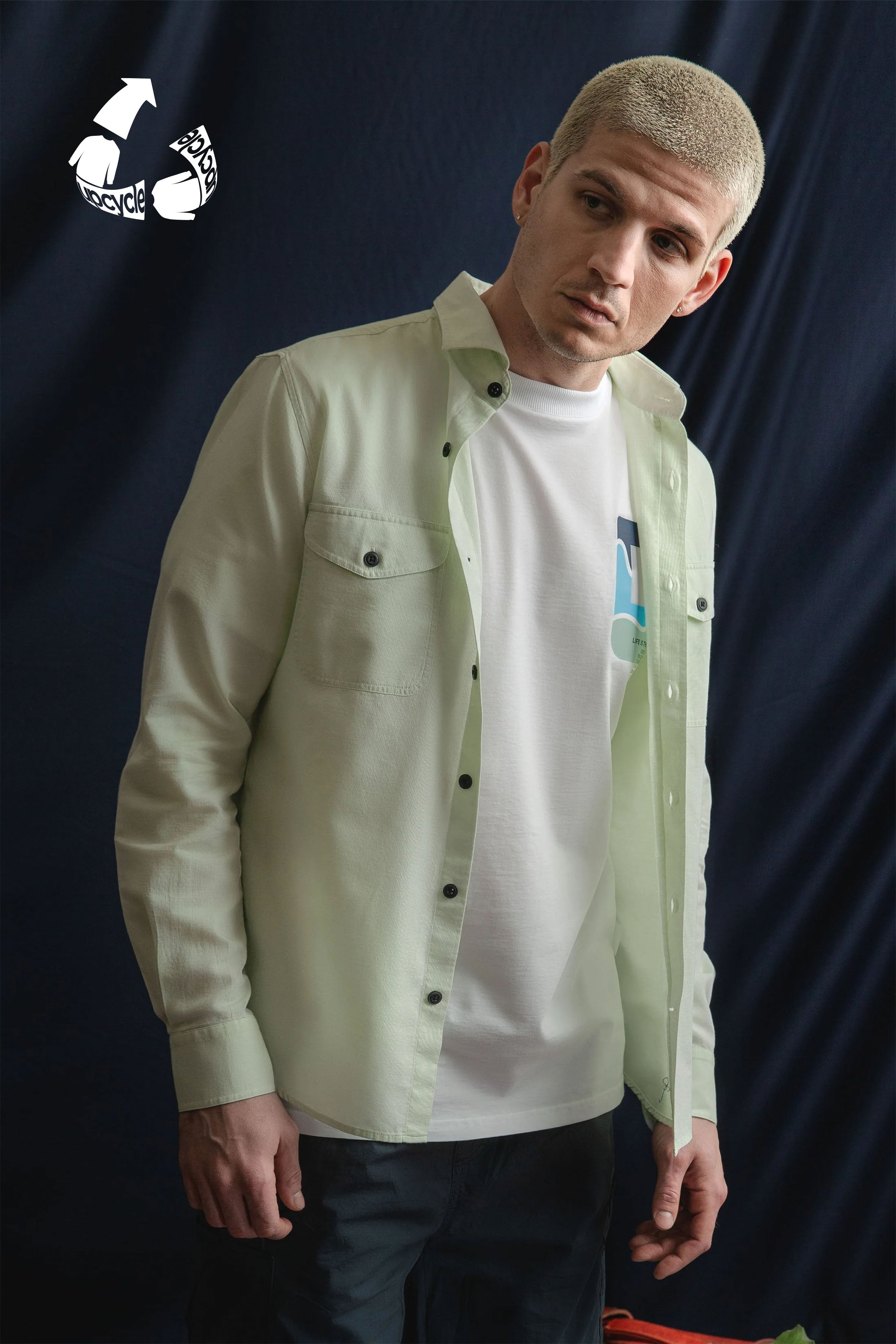 Pamuk dokulu mint yeşili regular fit gömlek, hafif yapısı ve rahat kesimiyle günlük stile ferah bir görünüm katar. İki kapaklı göğüs cebi modern ve kullanışlı bir detay sunarken, nefes alan kumaşı gün boyu konfor sağlar. Hem jean hem de chino pantolonlarla kolayca uyum sağlayan bu tasarım; ‘erkek mint yeşili gömlek’, ‘regular fit erkek gömlek’ ve ‘cepli pamuk gömlek’ aramalarında öne çıkan zamansız bir alternatiftir.