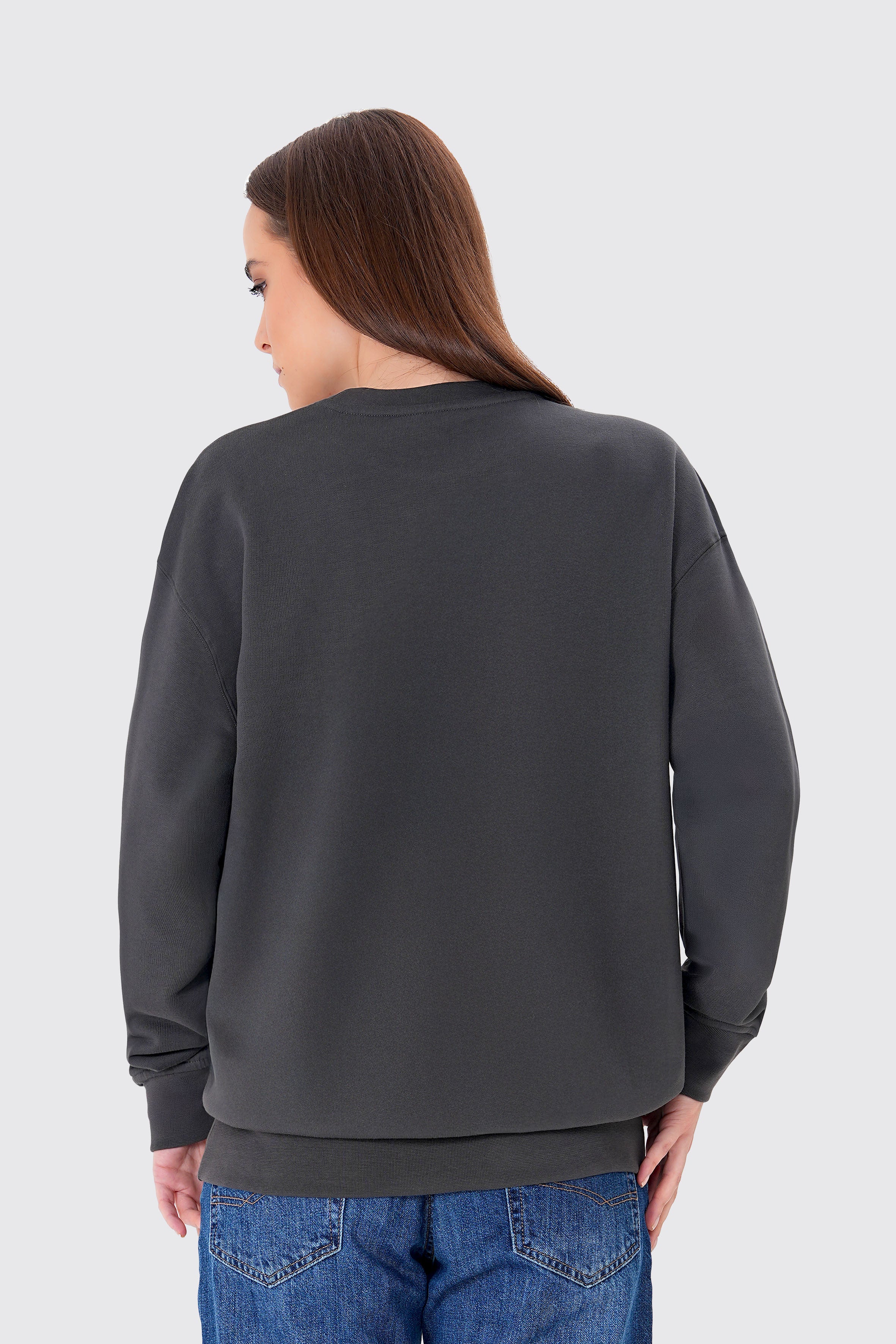 Geyik nakışlı kadın antrasit organik pamuklu sweatshirt ile doğanın sıcaklığını stiline taşı! %100 organik pamuk kumaşıyla yumuşak, nefes alabilir ve sürdürülebilir bir konfor sunar.