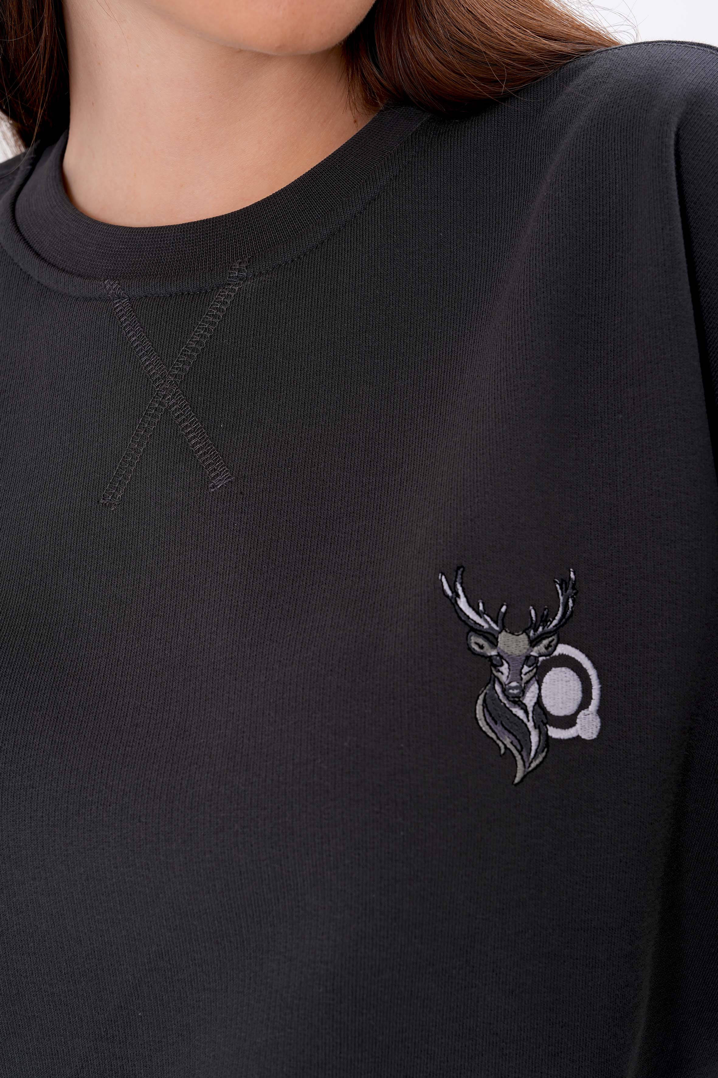 Geyik nakışlı kadın antrasit organik pamuklu sweatshirt ile doğanın sıcaklığını stiline taşı! %100 organik pamuk kumaşıyla yumuşak, nefes alabilir ve sürdürülebilir bir konfor sunar.