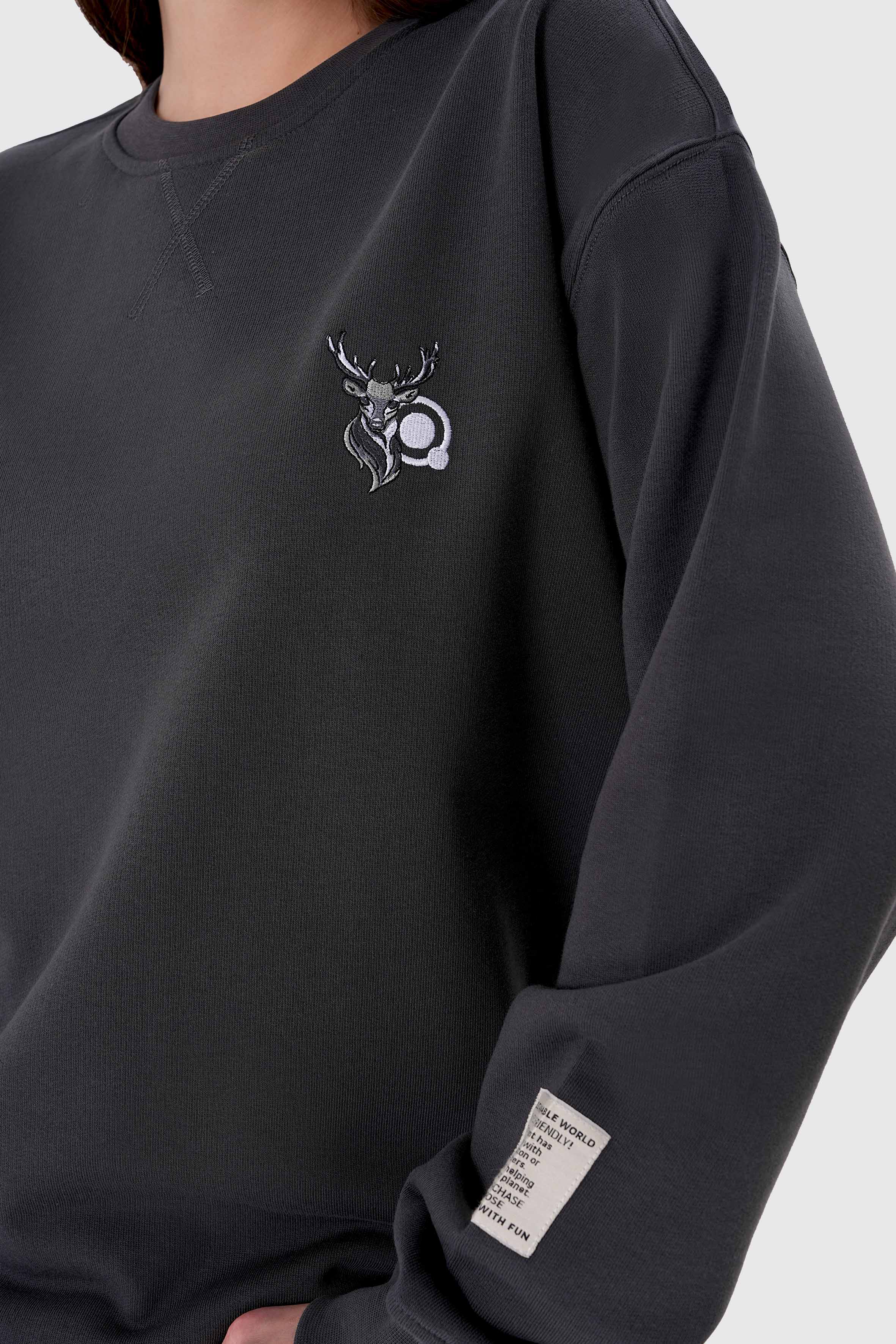 Geyik nakışlı kadın antrasit organik pamuklu sweatshirt ile doğanın sıcaklığını stiline taşı! %100 organik pamuk kumaşıyla yumuşak, nefes alabilir ve sürdürülebilir bir konfor sunar.