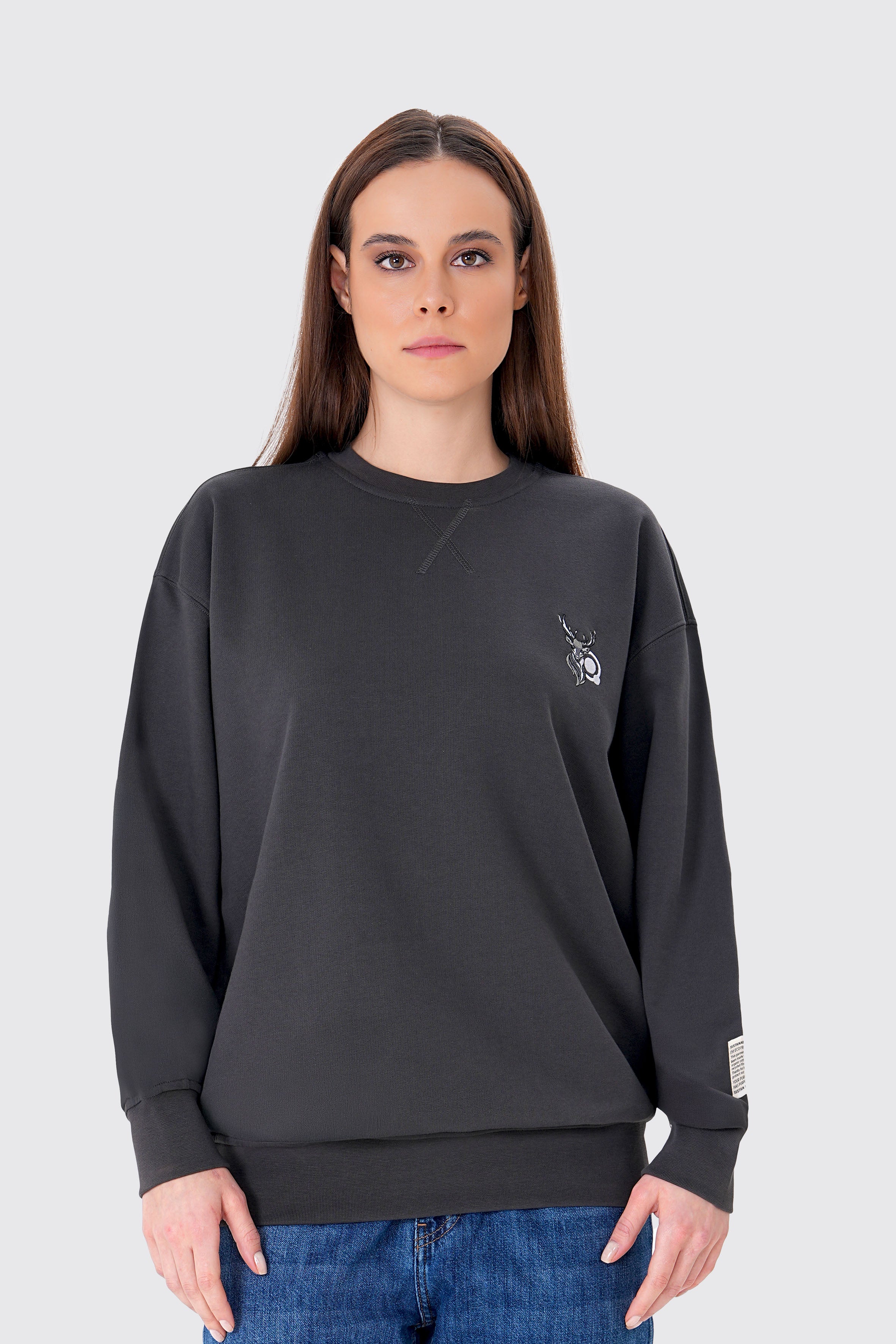 Geyik nakışlı kadın antrasit organik pamuklu sweatshirt ile doğanın sıcaklığını stiline taşı! %100 organik pamuk kumaşıyla yumuşak, nefes alabilir ve sürdürülebilir bir konfor sunar.
