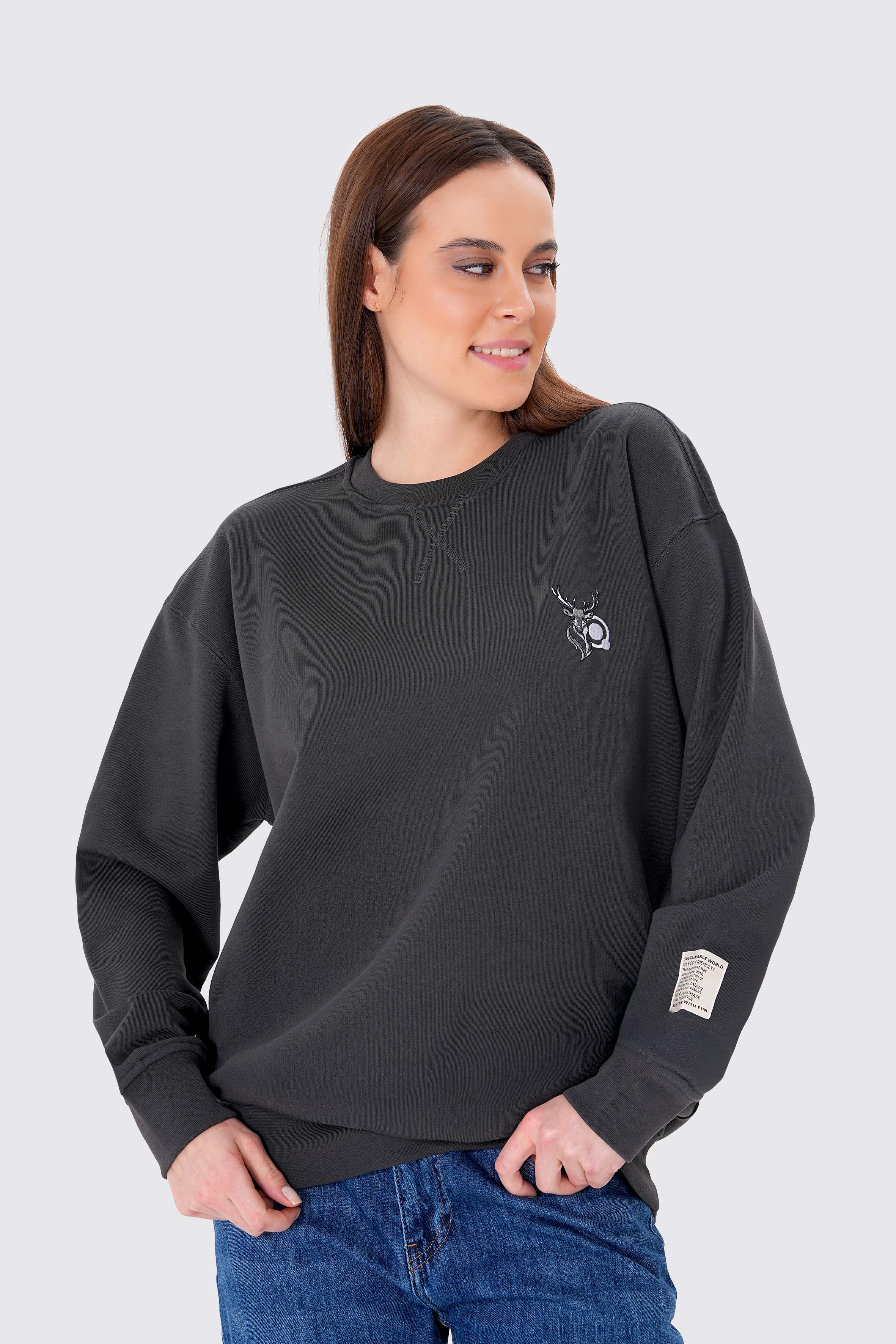 Geyik nakışlı kadın antrasit organik pamuklu sweatshirt ile doğanın sıcaklığını stiline taşı! %100 organik pamuk kumaşıyla yumuşak, nefes alabilir ve sürdürülebilir bir konfor sunar.