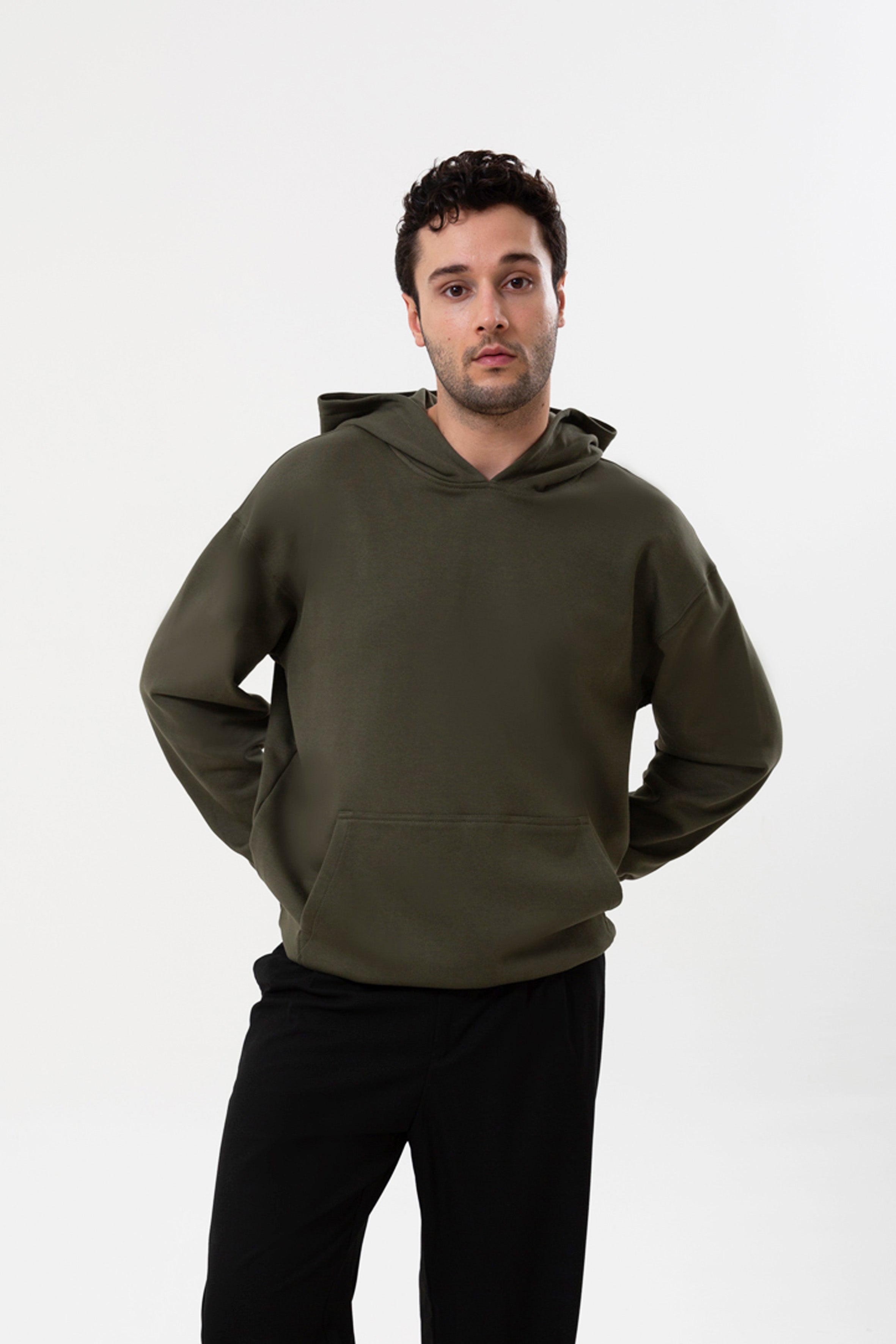 haki organik pamuklu erkek kapüşonlu hoodie, yumuşak dokusu ve rahat kesimiyle günlük kullanıma modern bir konfor katar. Nefes alan kumaşı sayesinde her mevsim ideal bir sıcaklık sağlar ve sade tasarımıyla spor ya da şehir stiline kolayca uyum gösterir. Hem jean hem jogger kombinlerinde pratik bir alternatif sunan bu model; ‘erkek hoodie’, ‘haki kapüşonlu sweatshirt’ ve ‘pamuklu erkek hoodie’ aramalarında öne çıkan zamansız bir seçenektir.